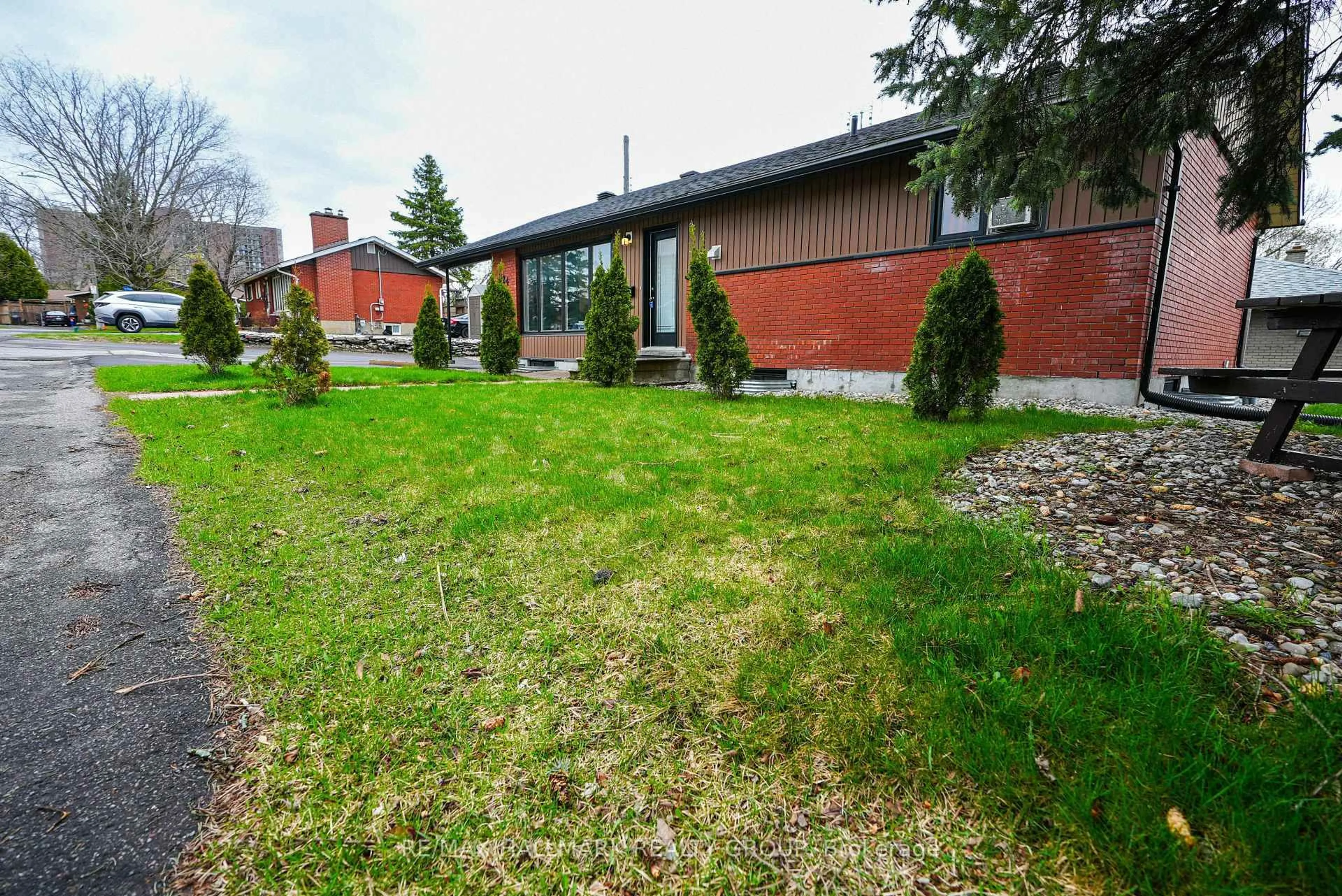 Unknown for 924 Bermuda Ave, Ottawa Ontario K1K 0V6