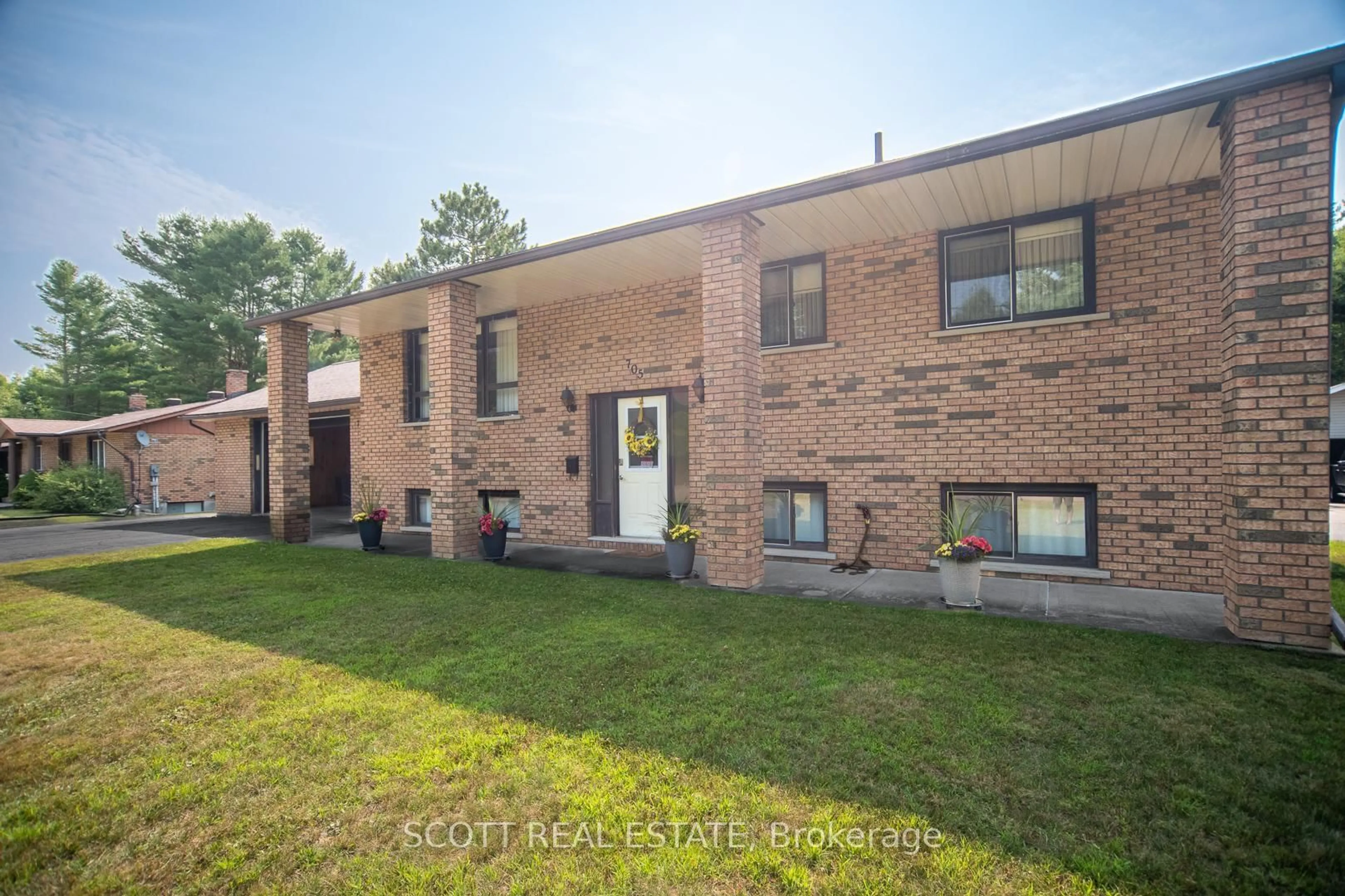 Home with brick exterior material, building for 705 Elgin St, Pembroke Ontario K8A 4H4