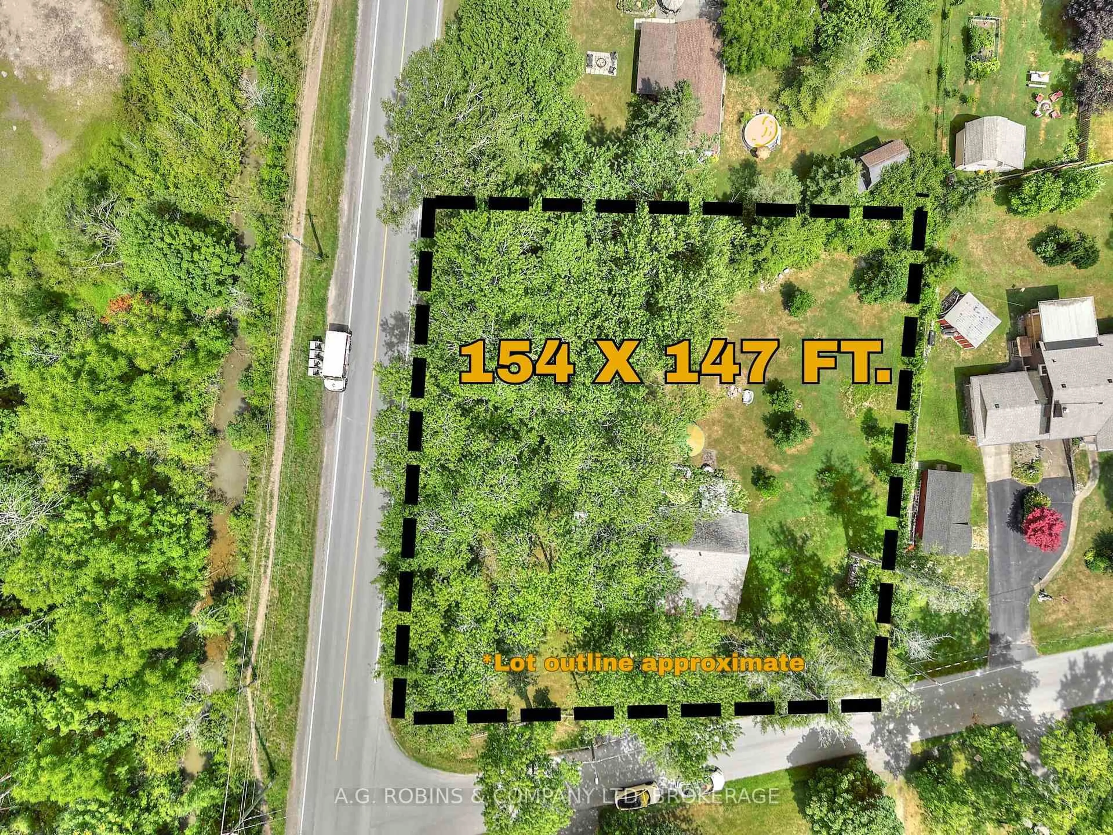 A pic from outside/outdoor area/front of a property/back of a property/a pic from drone, street for 10598 Woodland Dr, Wainfleet Ontario L0S 1V0