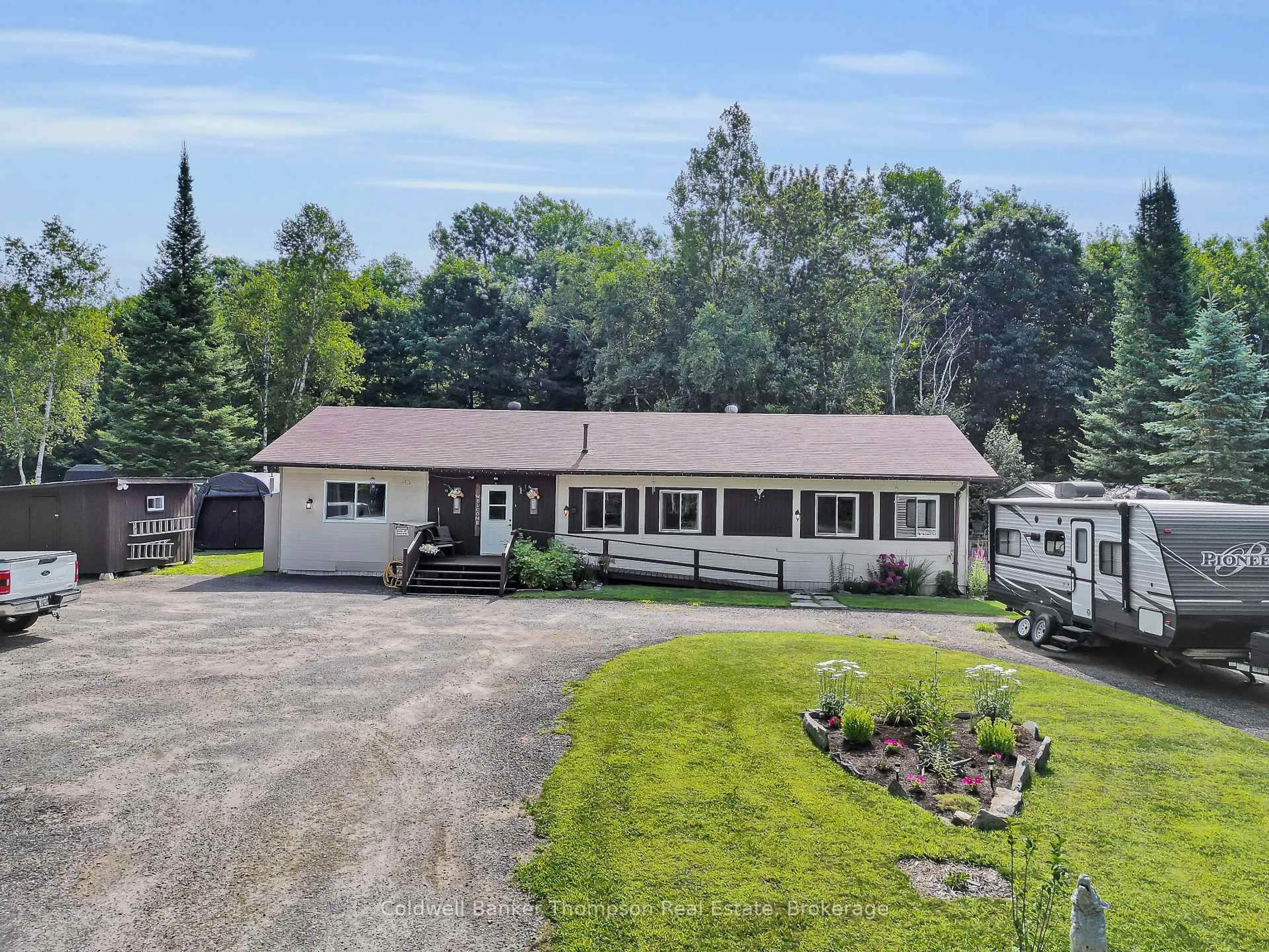 A pic from outside/outdoor area/front of a property/back of a property/a pic from drone, unknown for 1 Fox Run Lane, Huntsville Ontario P1H 1E3