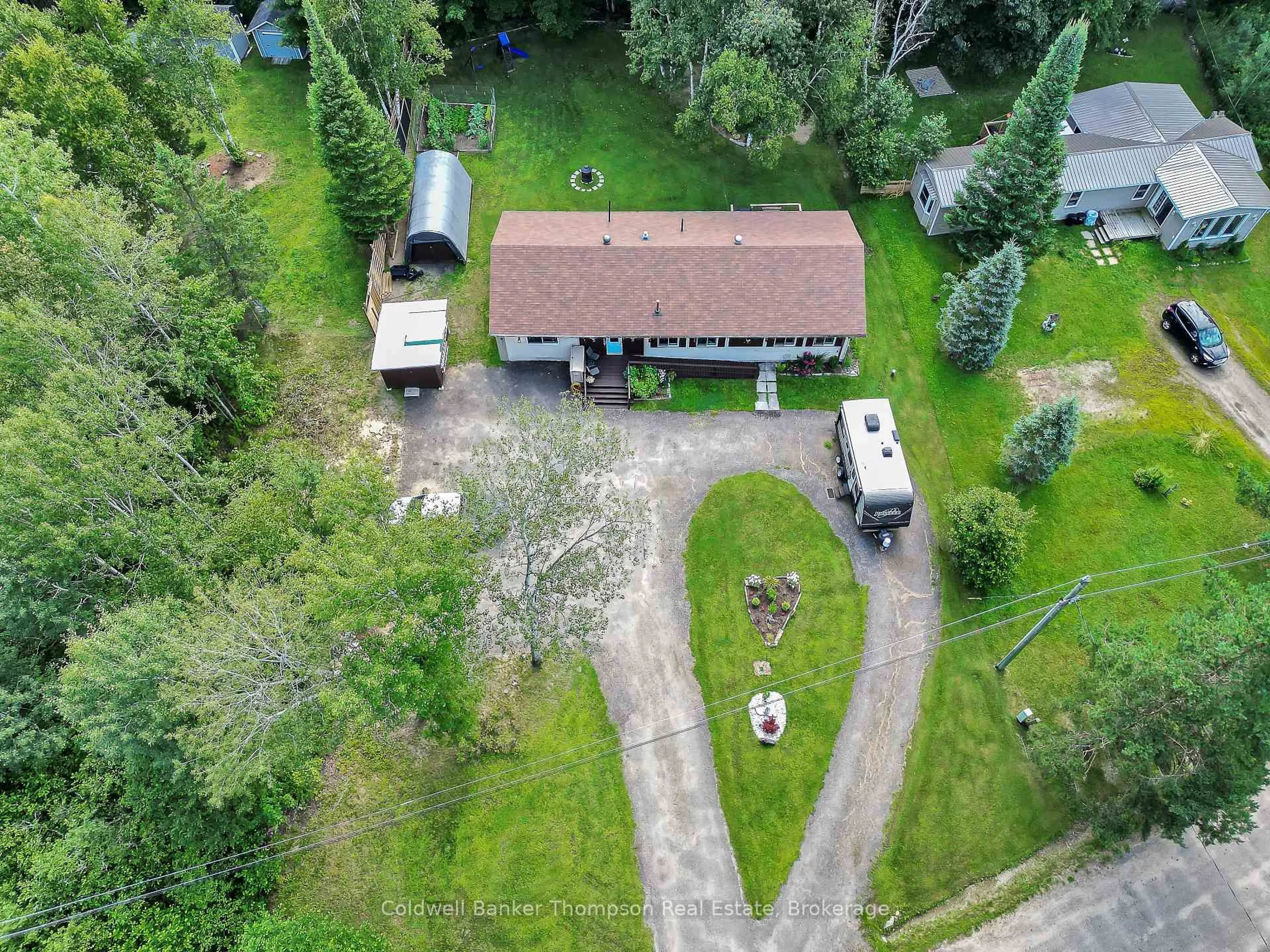 A pic from outside/outdoor area/front of a property/back of a property/a pic from drone, street for 1 Fox Run Lane, Huntsville Ontario P1H 1E3