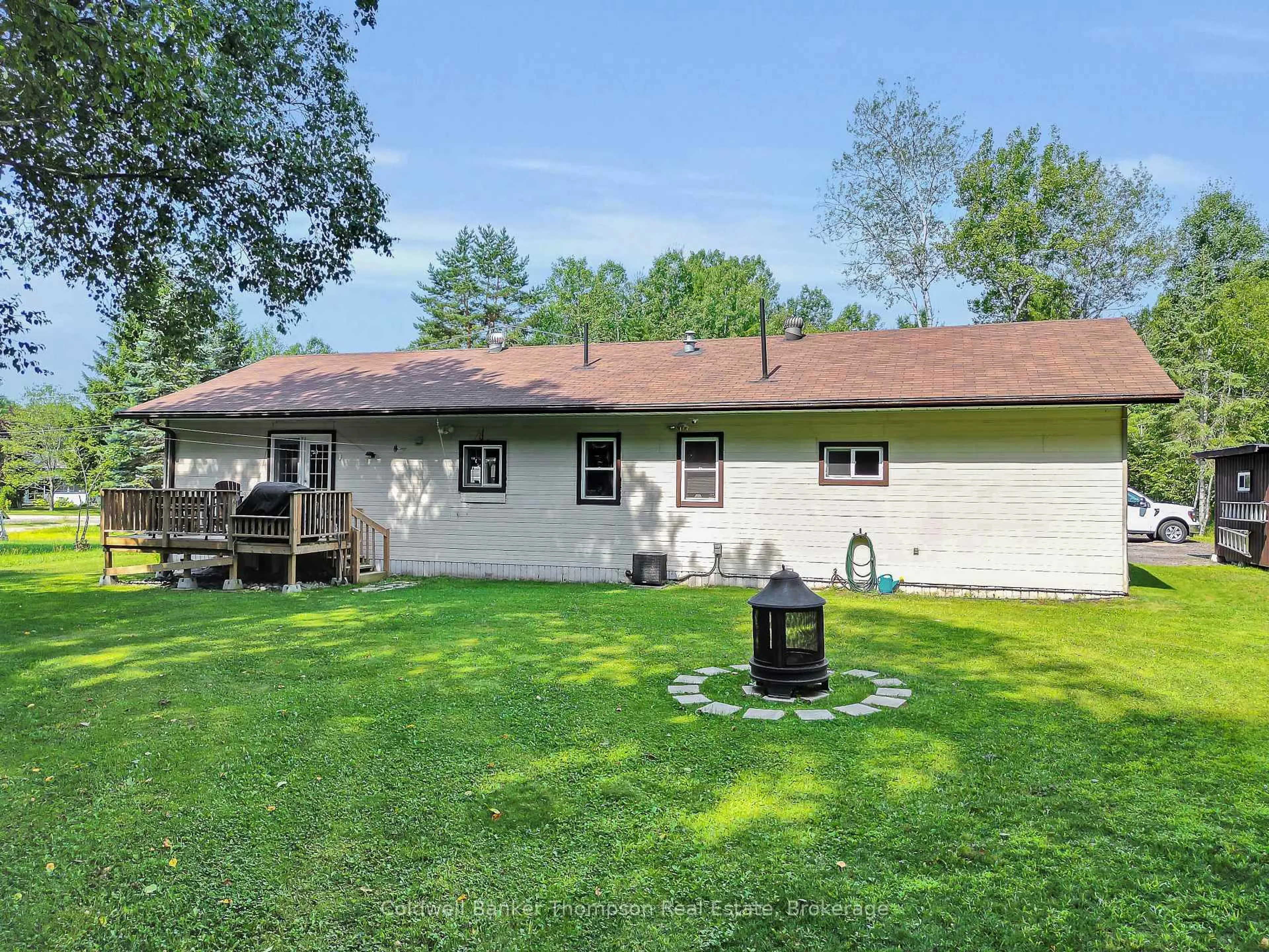 A pic from outside/outdoor area/front of a property/back of a property/a pic from drone, unknown for 1 Fox Run Lane, Huntsville Ontario P1H 1E3