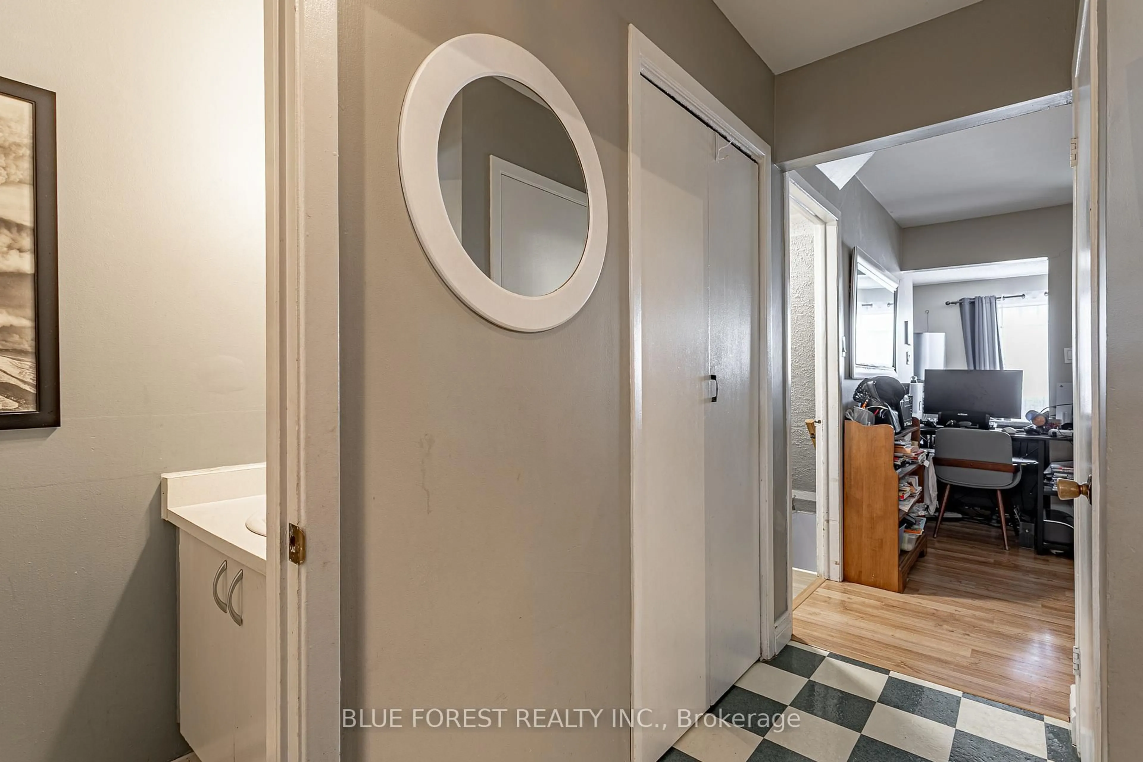 Indoor entryway for 474 Southdale Rd #26, London South Ontario N6E 1E4