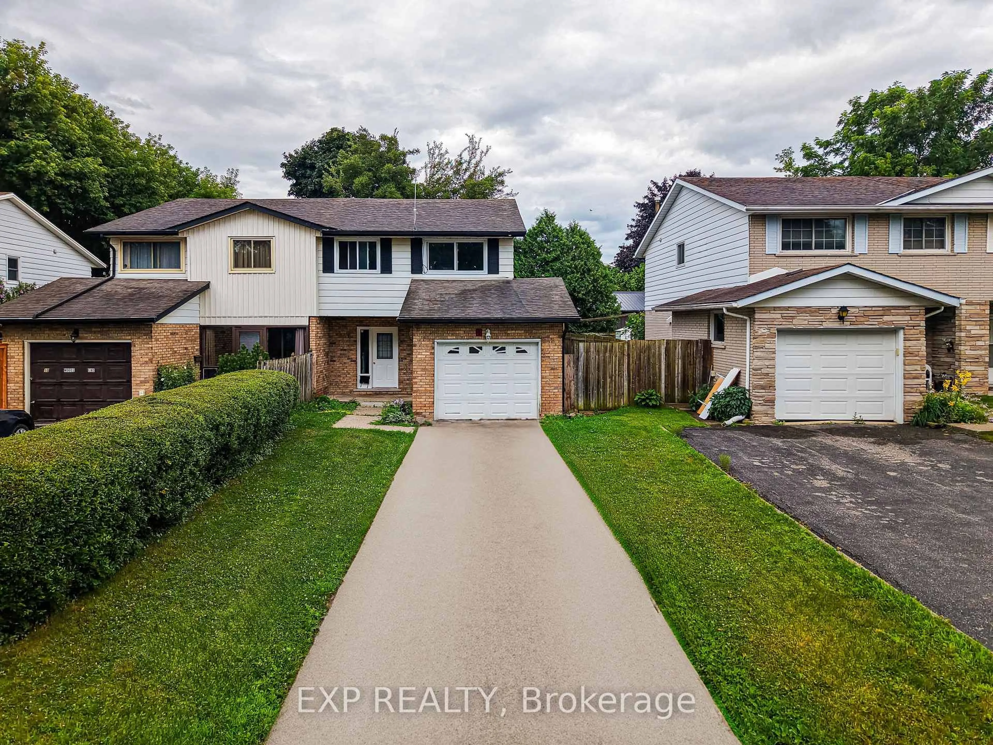 A pic from outside/outdoor area/front of a property/back of a property/a pic from drone, street for 8 Woods End, Brantford Ontario N3R 6M8