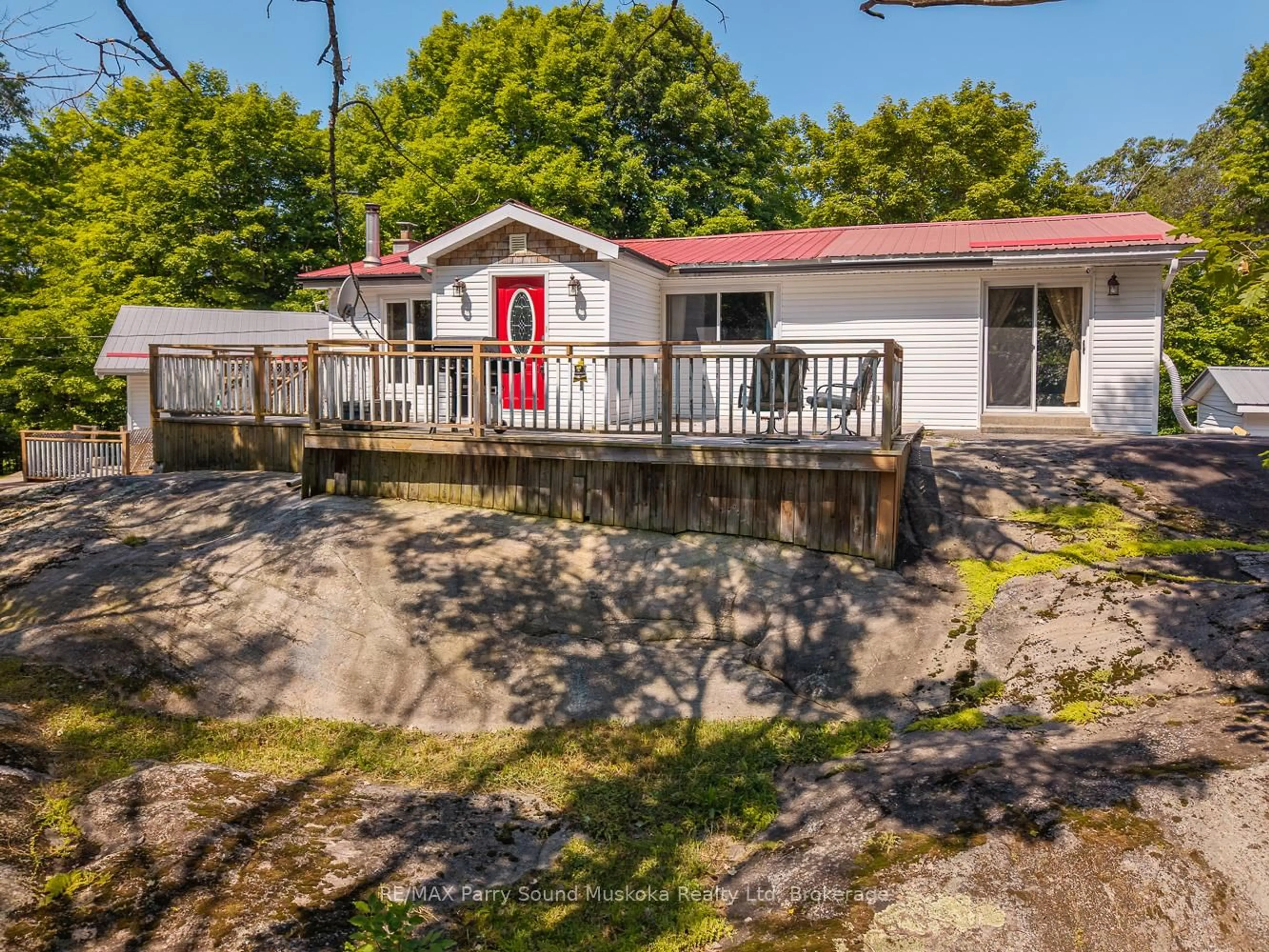 A pic from outside/outdoor area/front of a property/back of a property/a pic from drone, unknown for 124 Pinewood Rd, McDougall Ontario P2A 2W9
