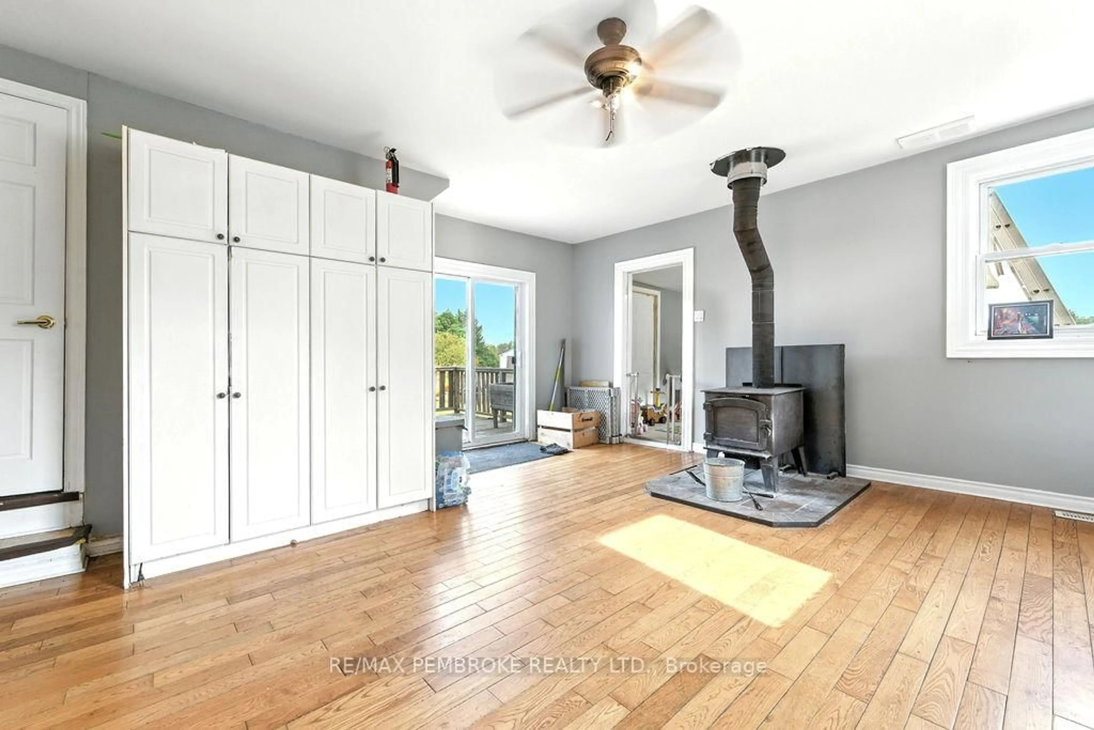 A pic of a room for 1298 Black Bay Rd, Petawawa Ontario K8H 2W8