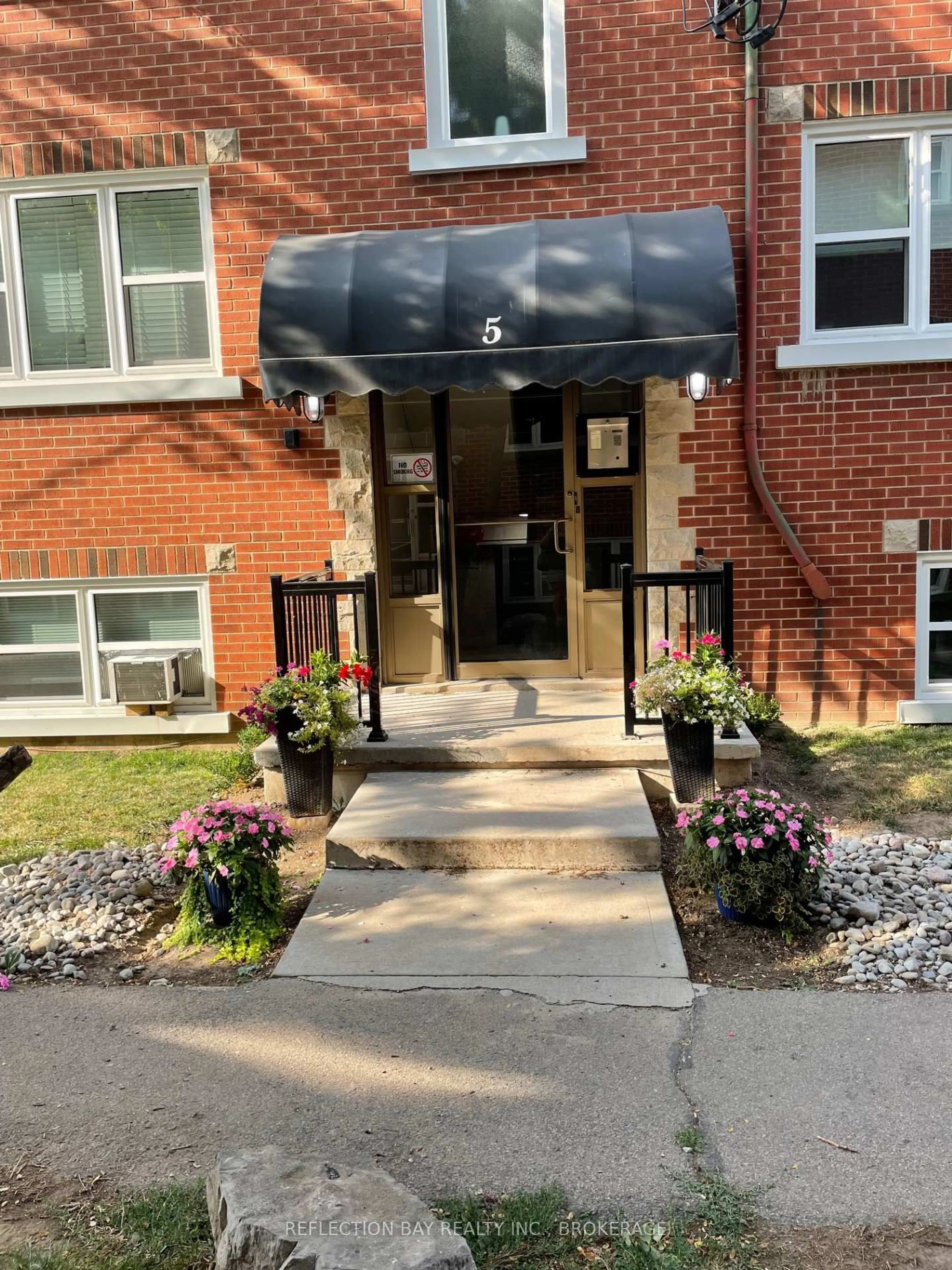 Indoor entryway for 5 Applewood Ave #8, Hamilton Ontario L8G 3S4