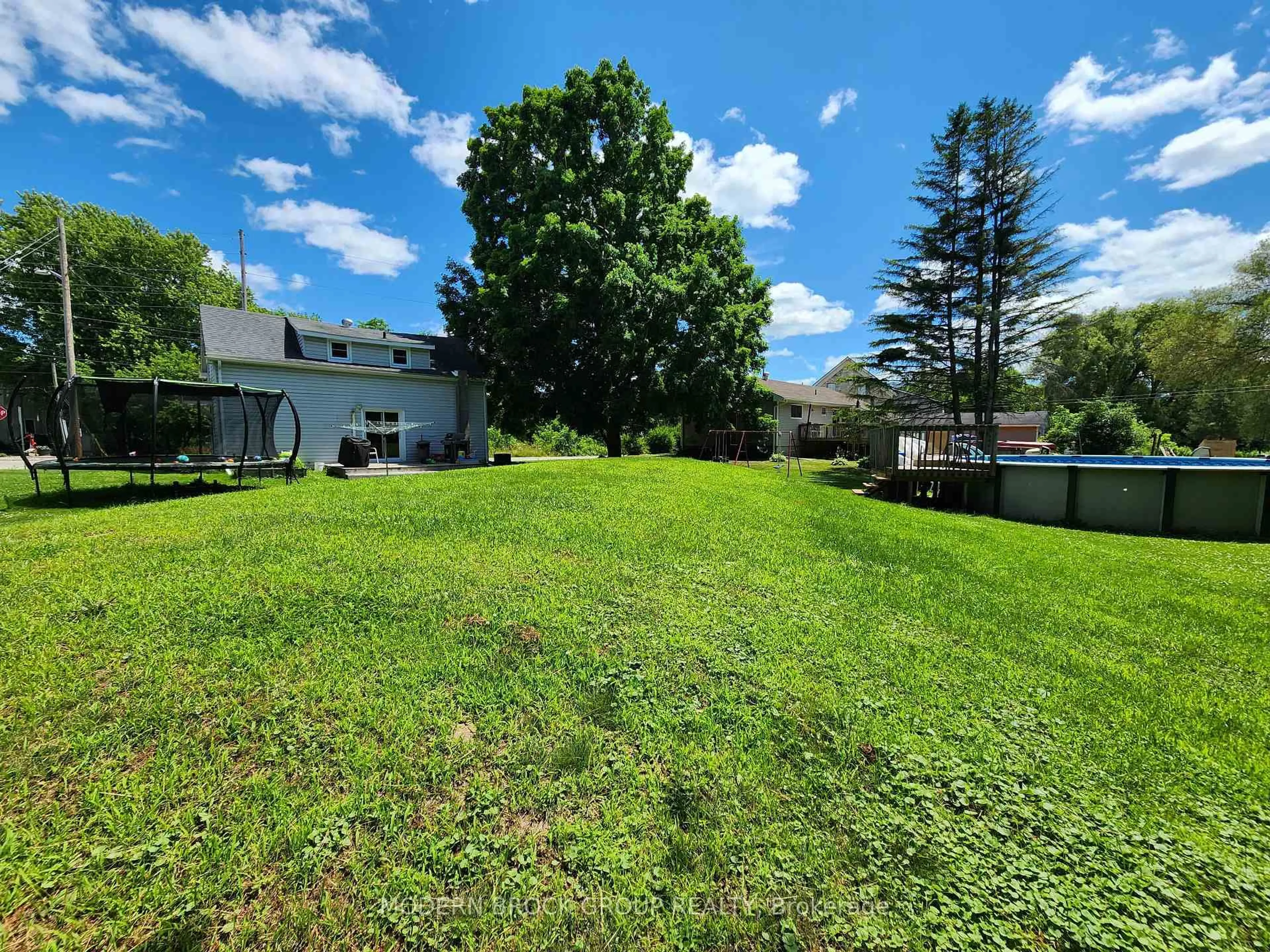 A pic from outside/outdoor area/front of a property/back of a property/a pic from drone, unknown for 4 Main St, Elizabethtown-Kitley Ontario K0E 1M0