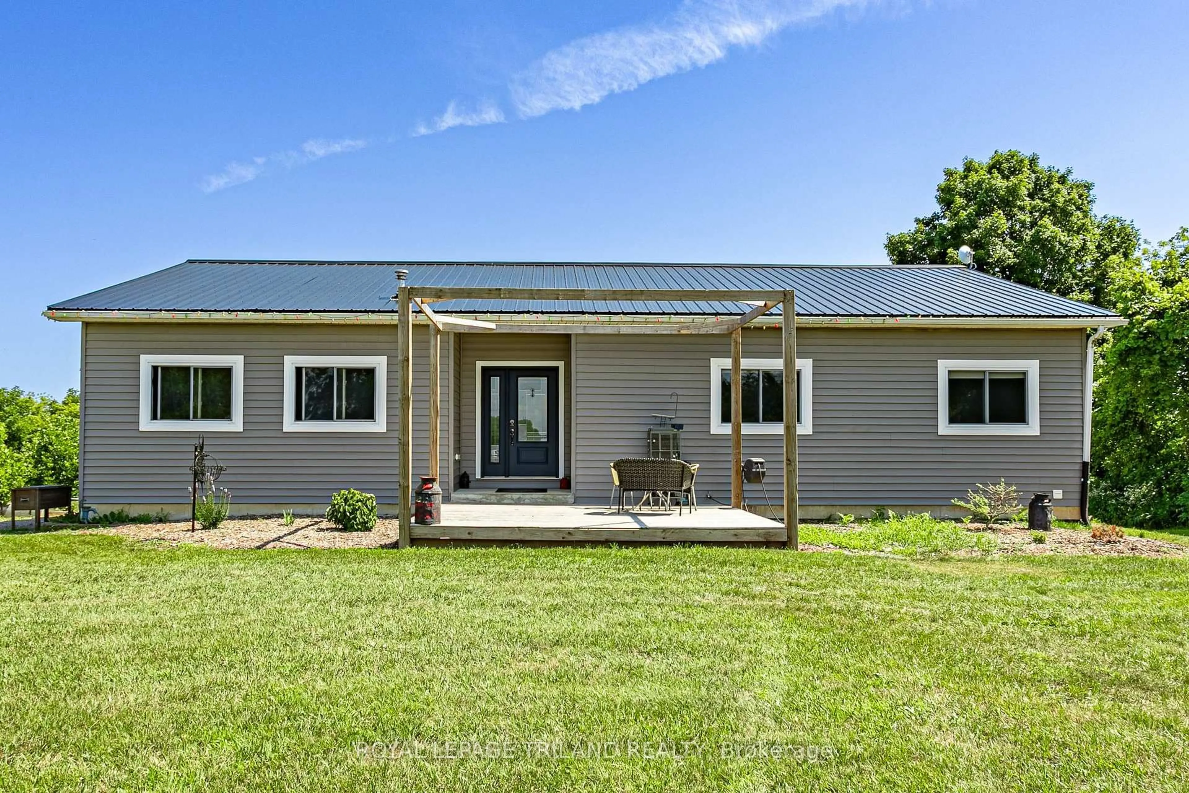Home with vinyl exterior material, building for 15240 Scott Line, Chatham-Kent Ontario N0L 1X0