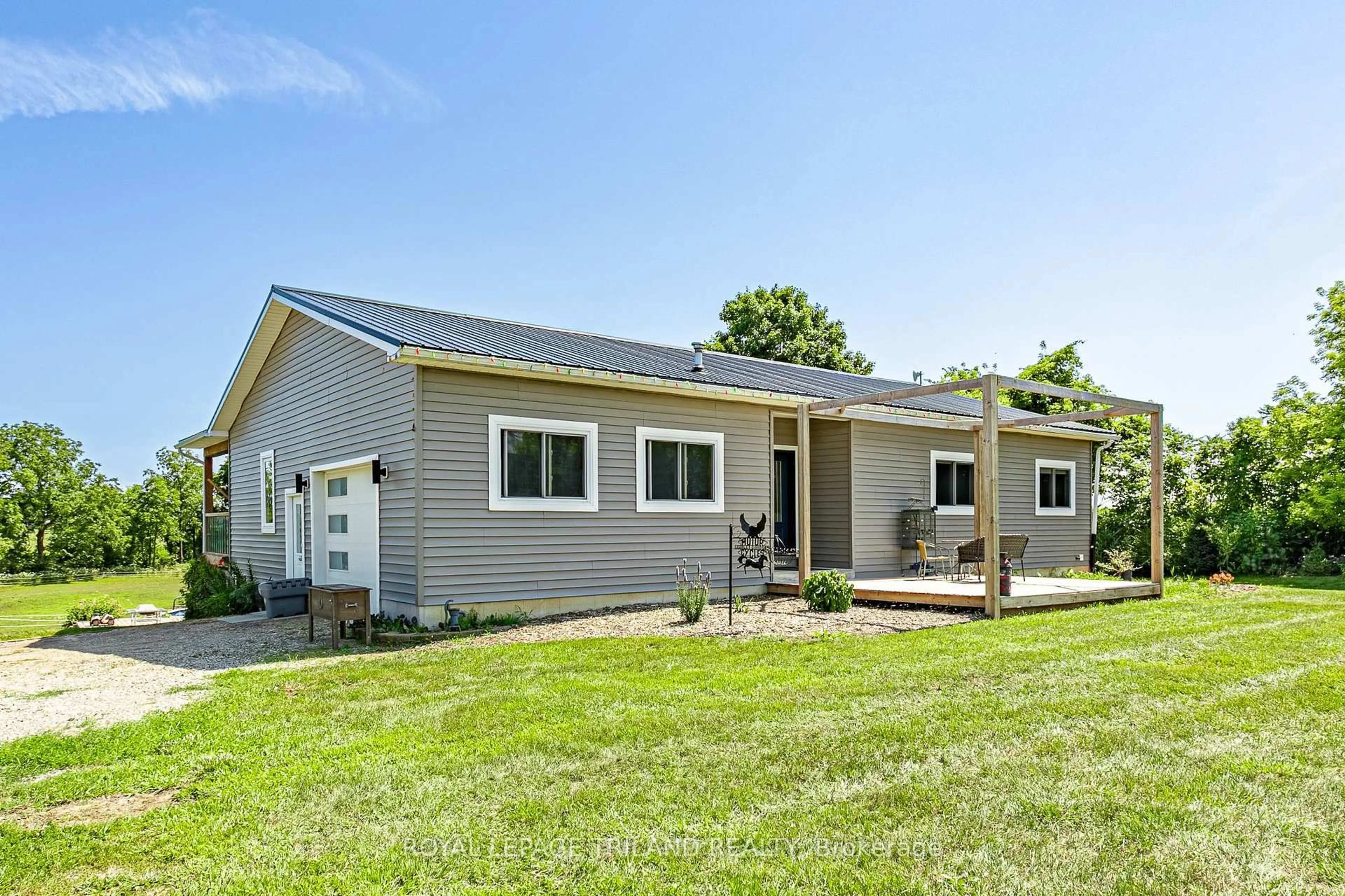 Home with vinyl exterior material, unknown for 15240 Scott Line, Chatham-Kent Ontario N0L 1X0