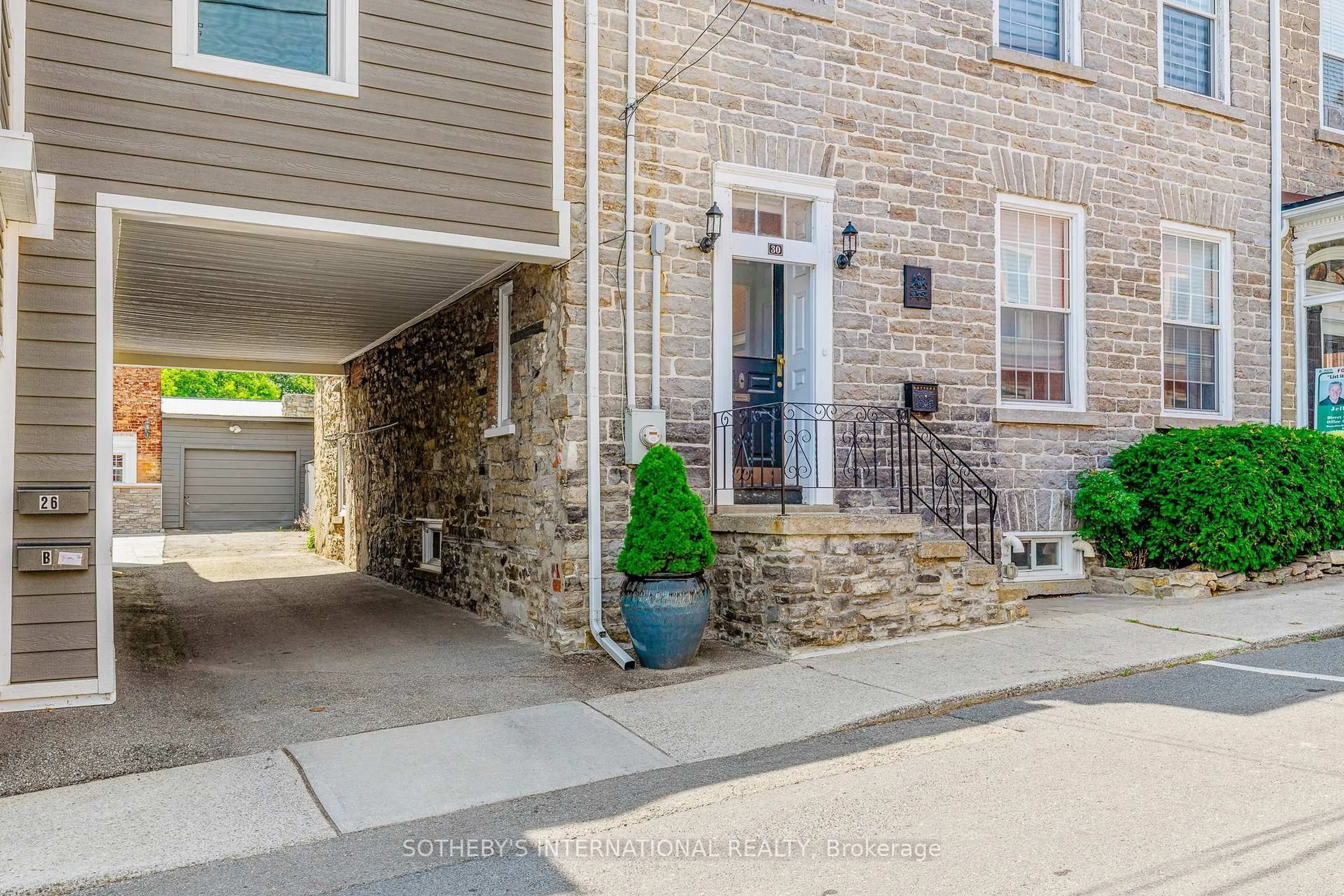 Indoor entryway for 30 Apple St, Brockville Ontario K6V 4X8