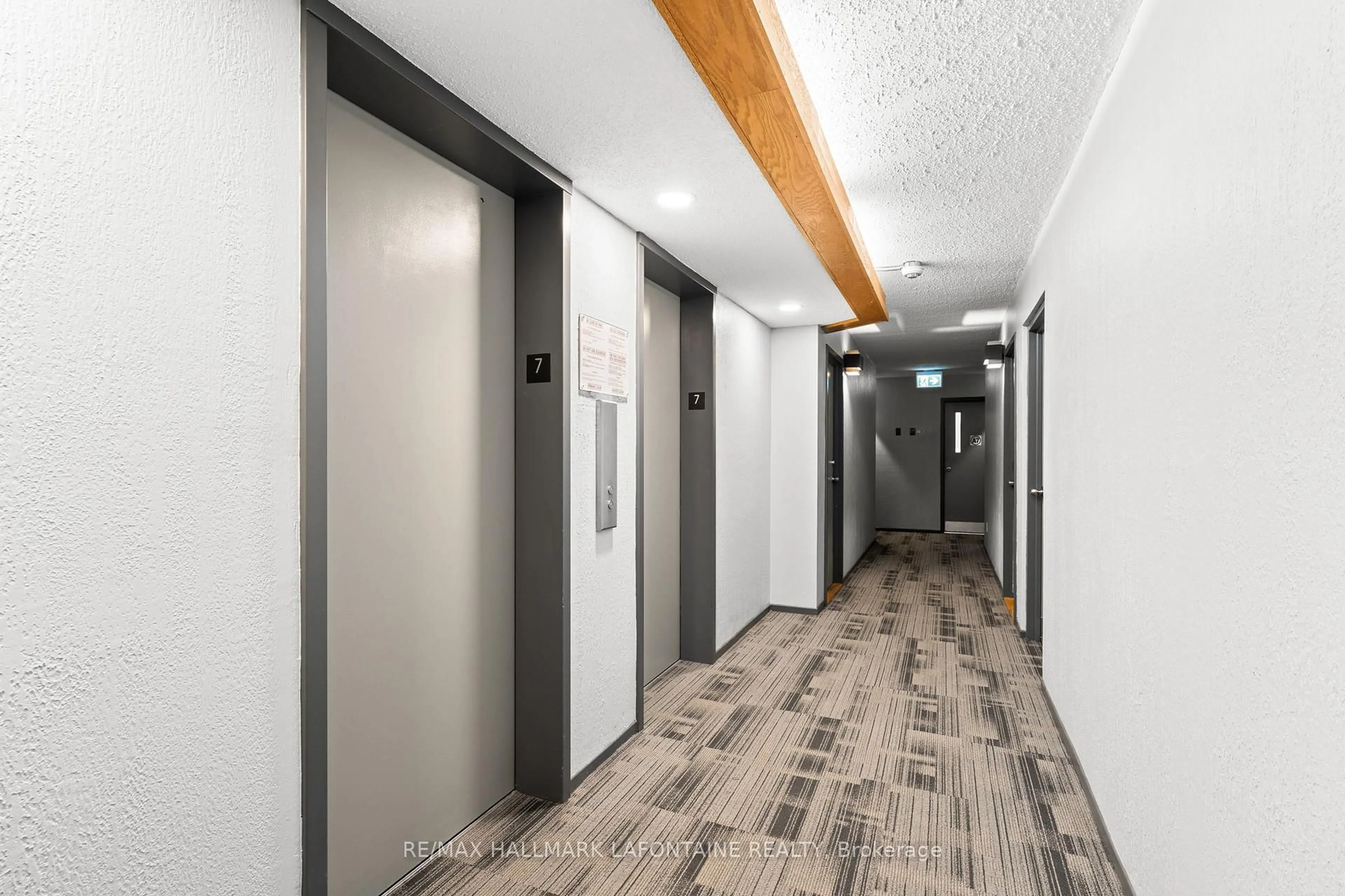 Indoor foyer for 1180 Ohio St #704, Ottawa Ontario K1H 8N5