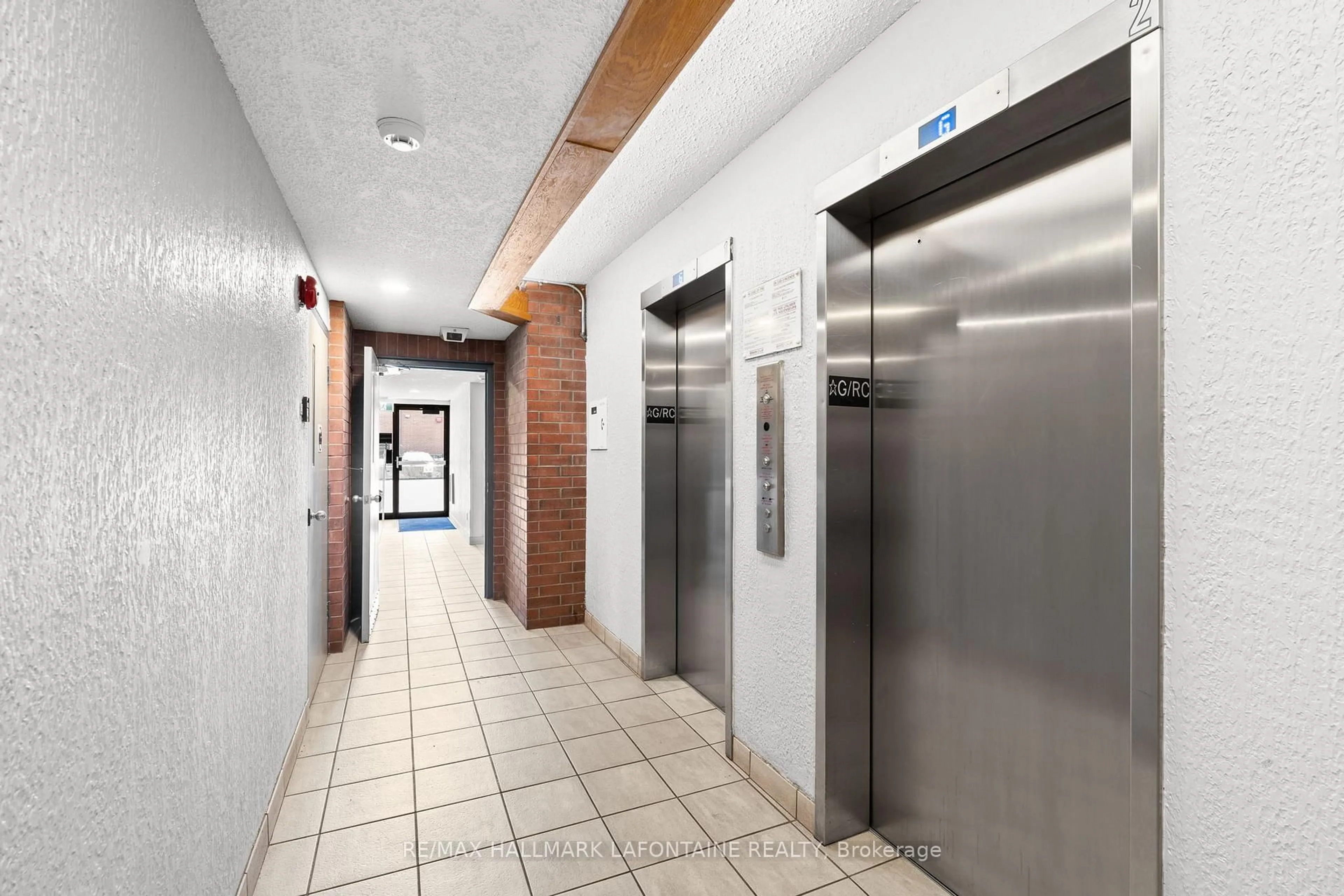 Indoor foyer for 1180 Ohio St #704, Ottawa Ontario K1H 8N5