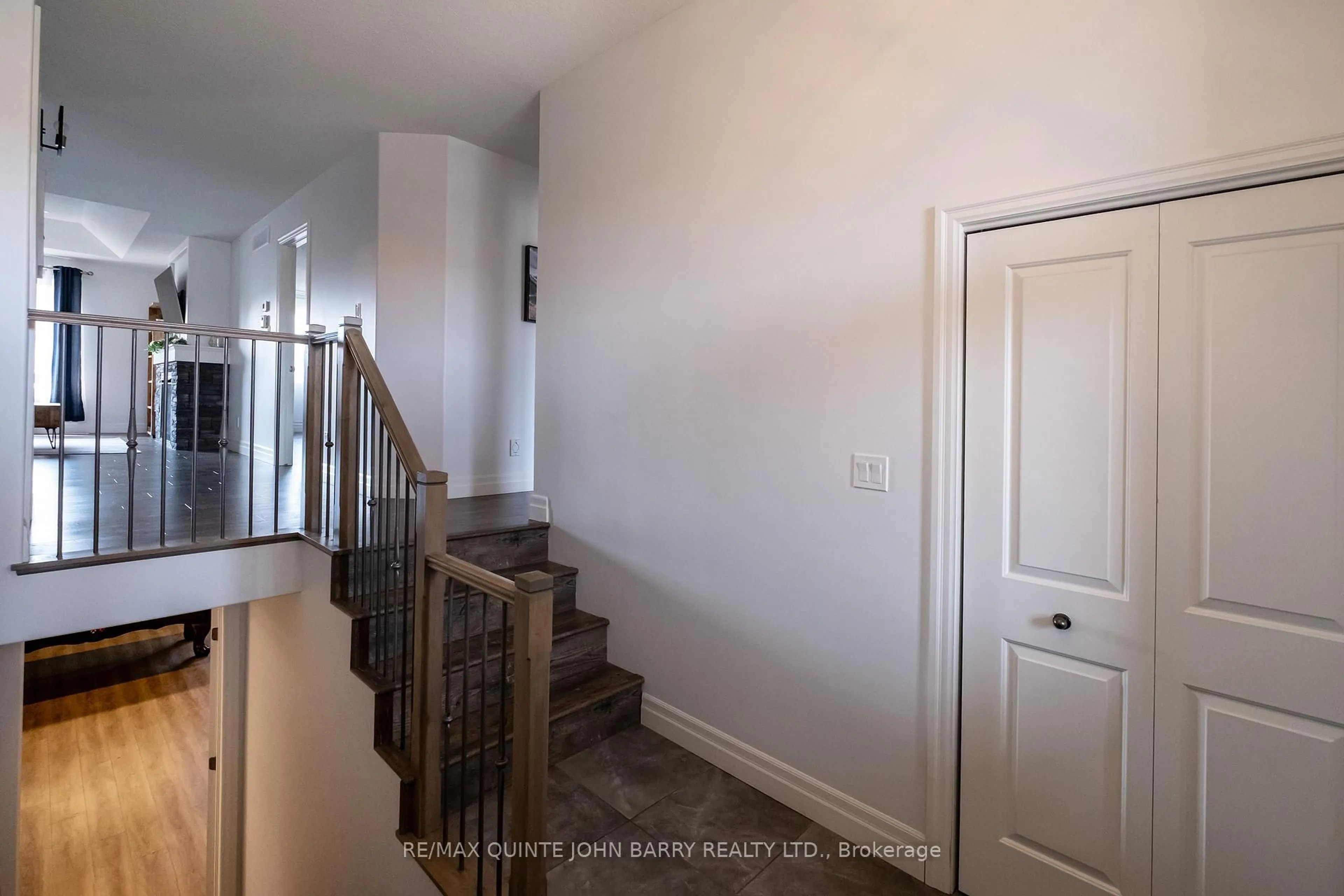 Indoor foyer for 6 Liberty Cres, Quinte West Ontario K8V 0G2
