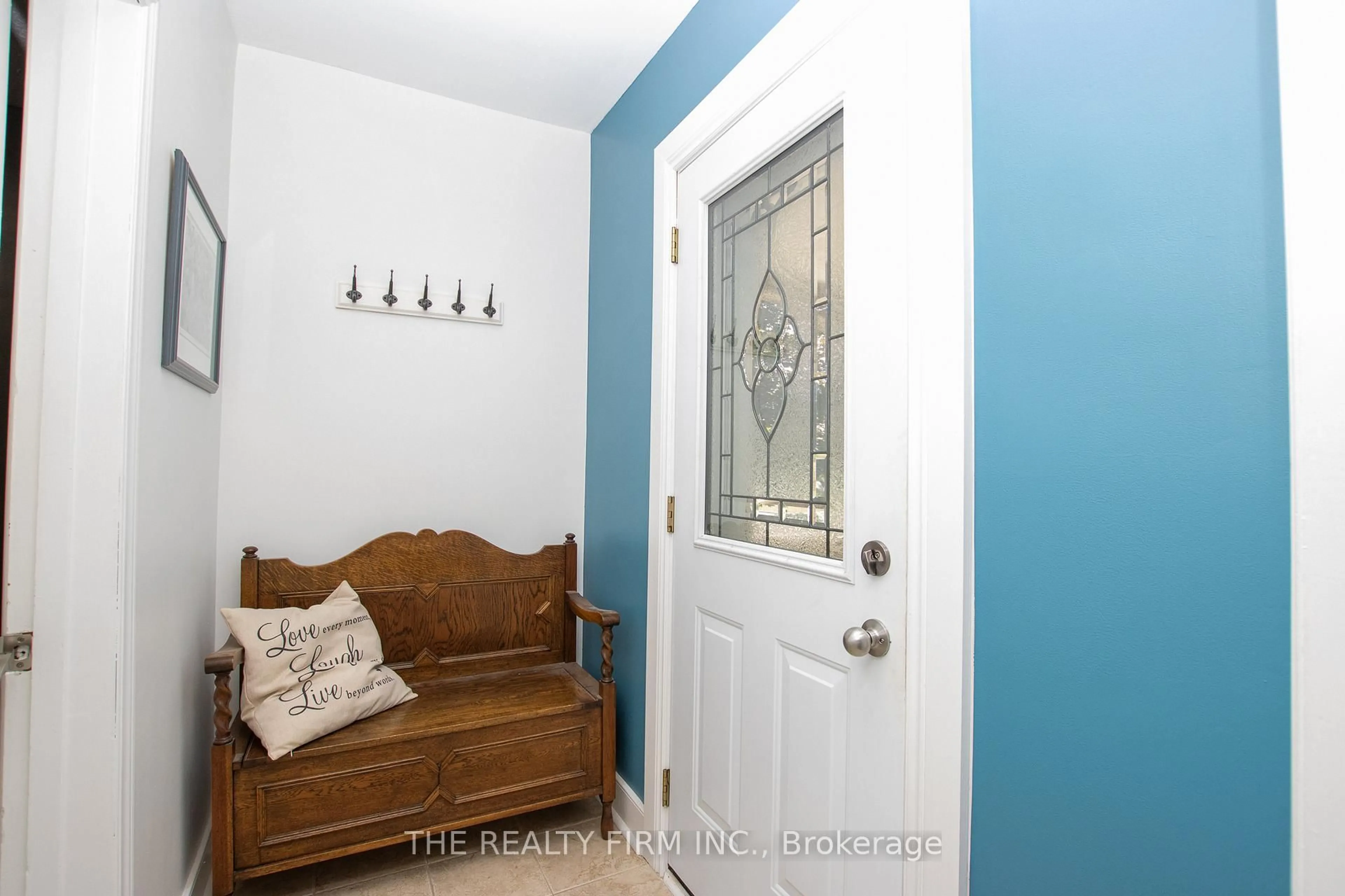 Indoor entryway for 106 Brampton Rd, London East Ontario N5Y 2C6