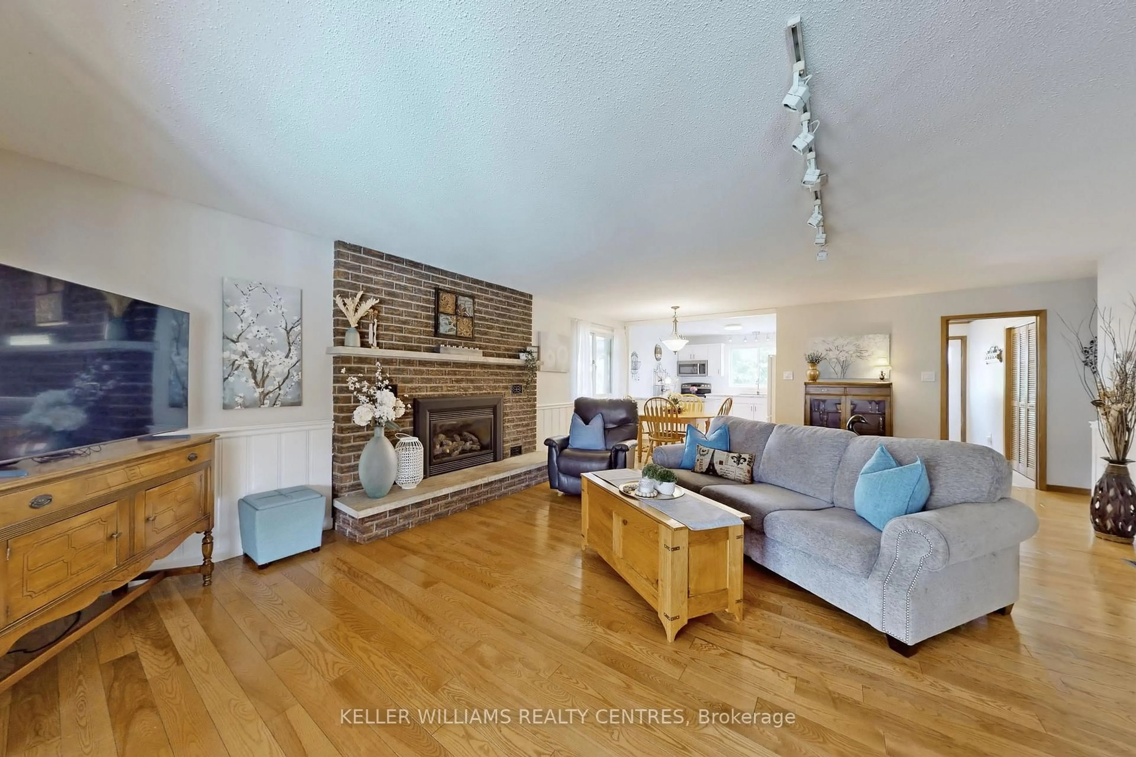 Living room with furniture, wood/laminate floor for 121 Queen St, Kawartha Lakes Ontario K0M 1N0
