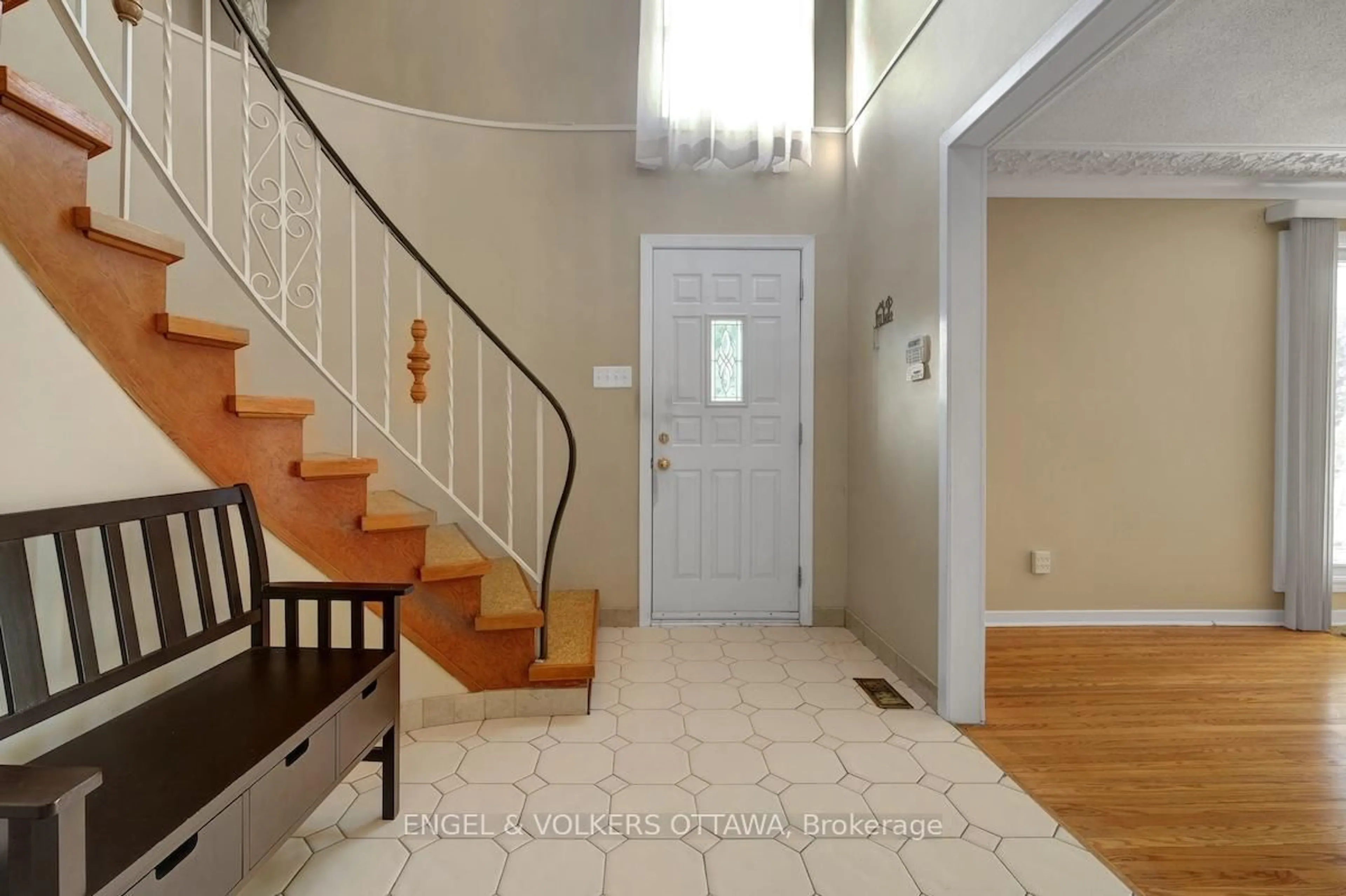 Indoor foyer for 28A Ashburn Dr, Ottawa Ontario K2E 6N3