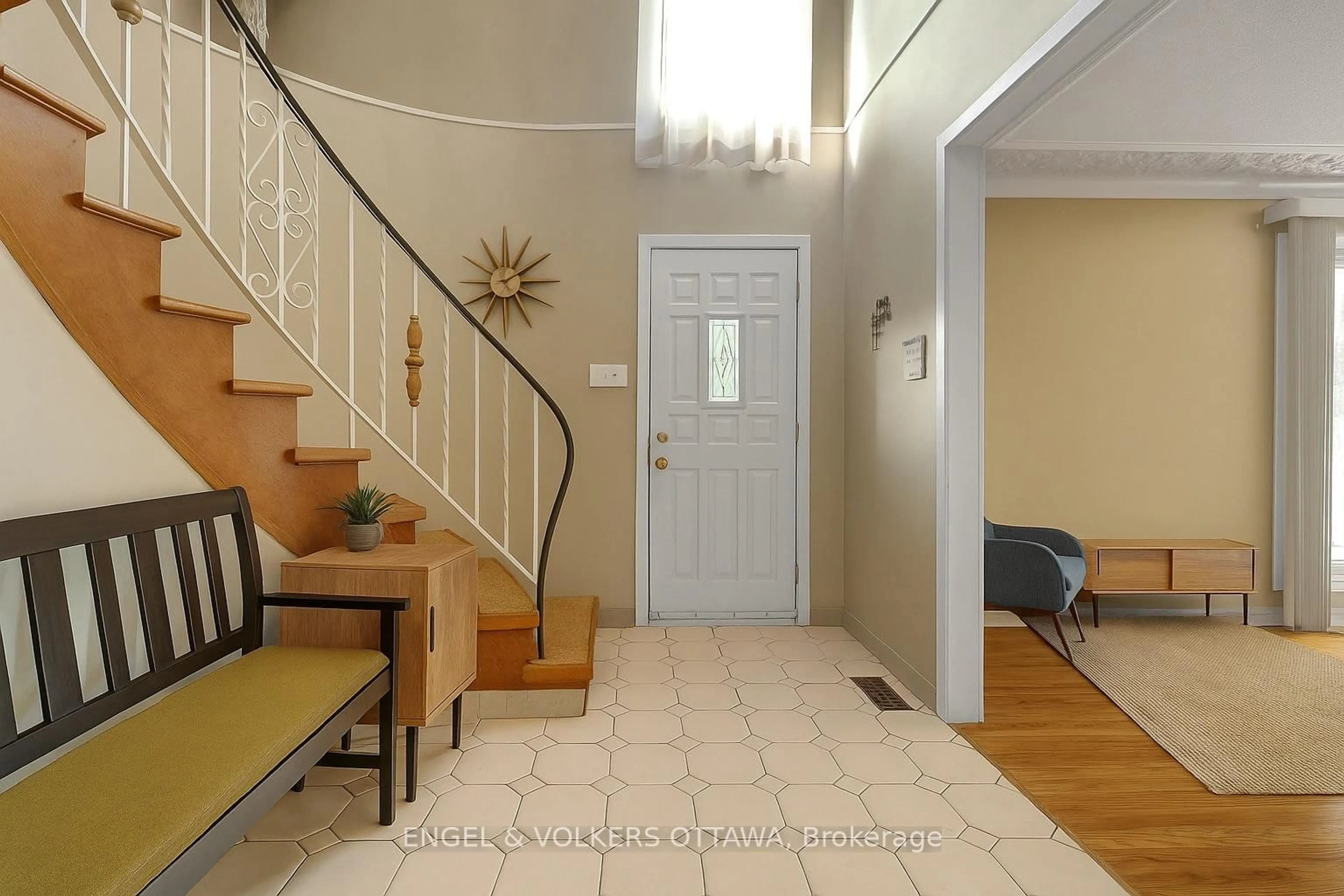 Indoor foyer for 28A Ashburn Dr, Ottawa Ontario K2E 6N3