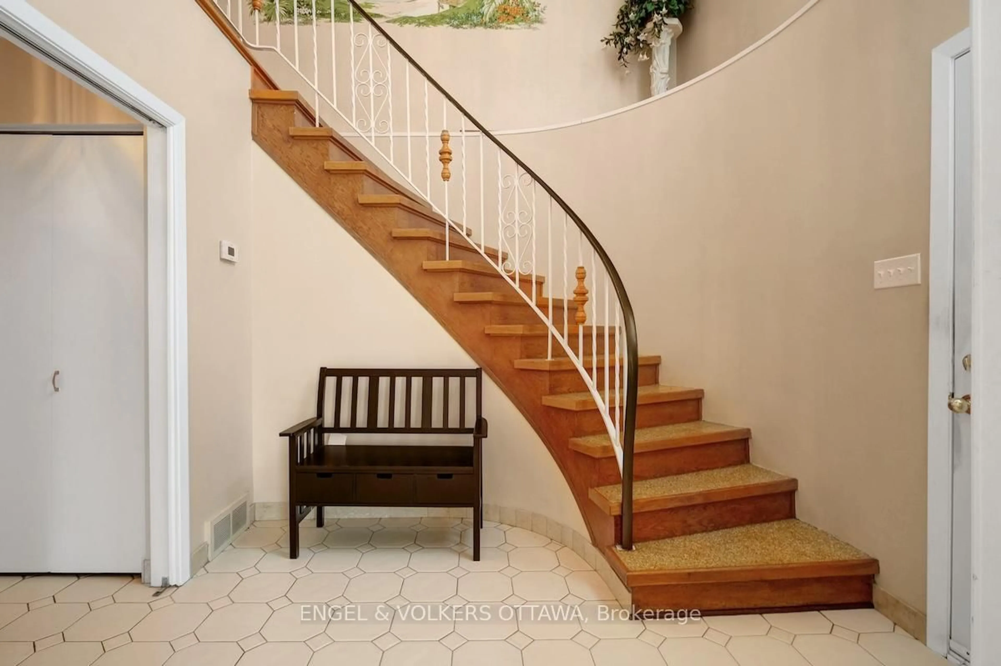 Stairs for 28A Ashburn Dr, Ottawa Ontario K2E 6N3