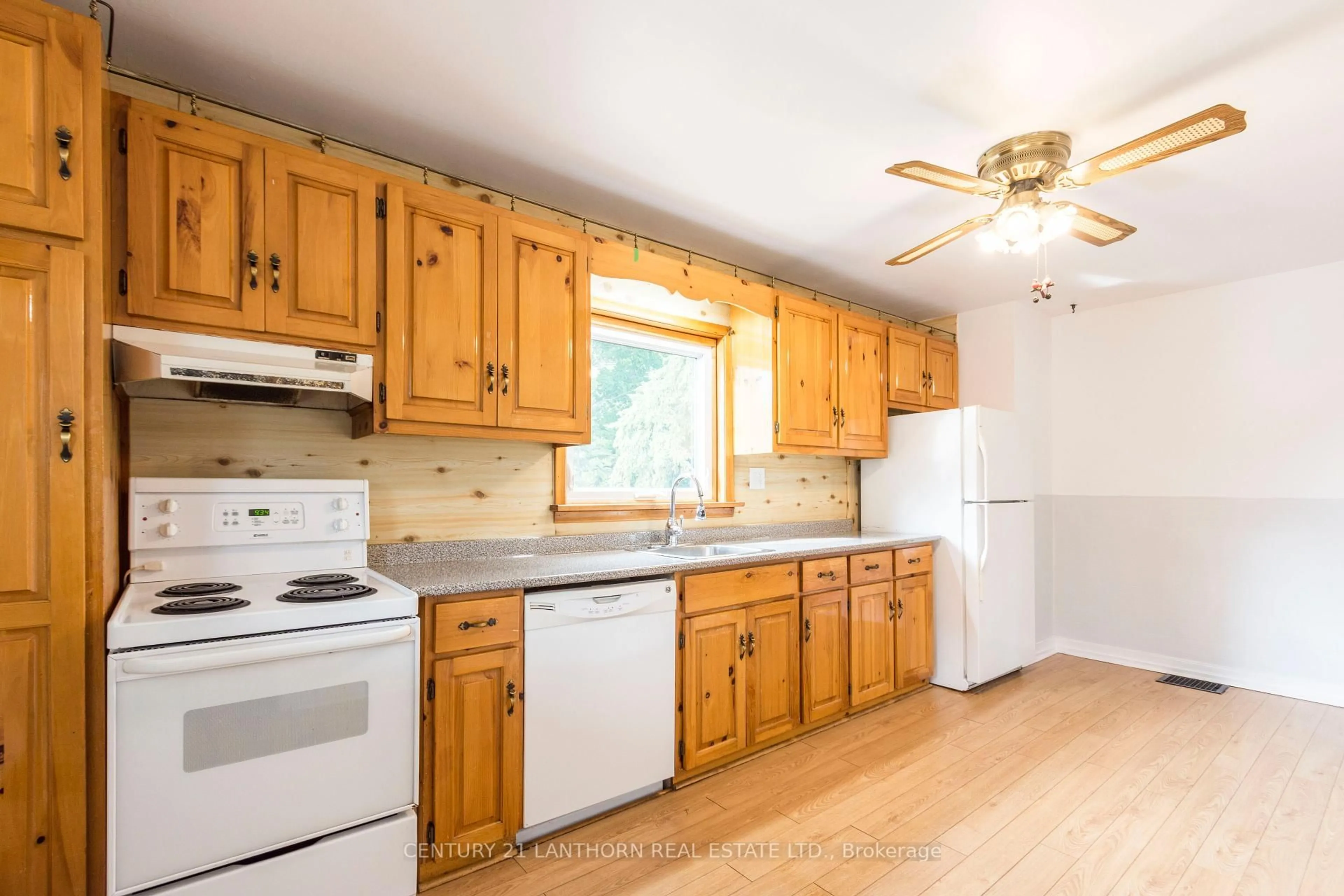 Standard kitchen, wood/laminate floor for 27 Pringle Dr, Belleville Ontario K8P 2L2