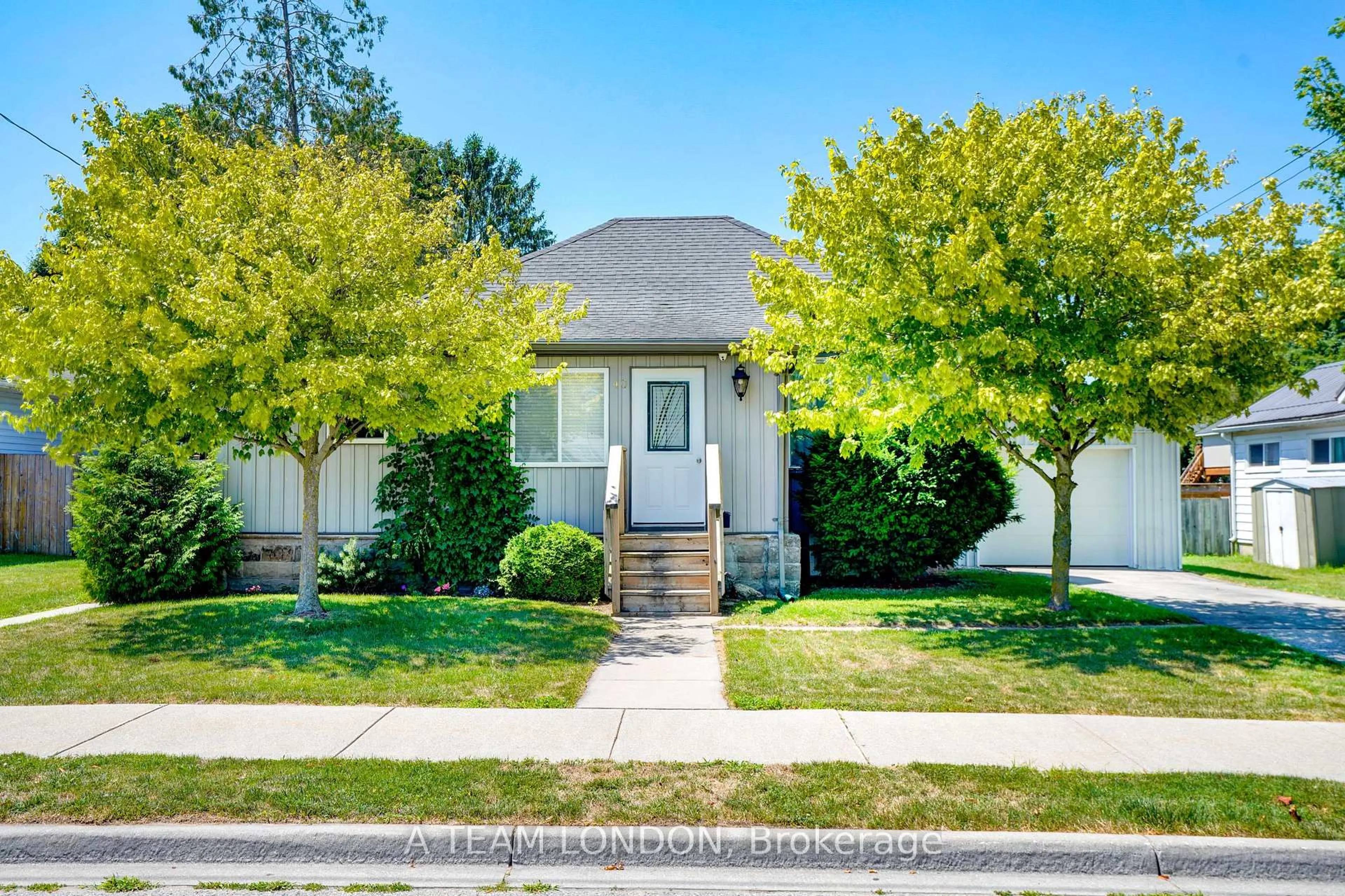 Home with vinyl exterior material, street for 40 Rutherford Ave, Aylmer Ontario N5H 2N6