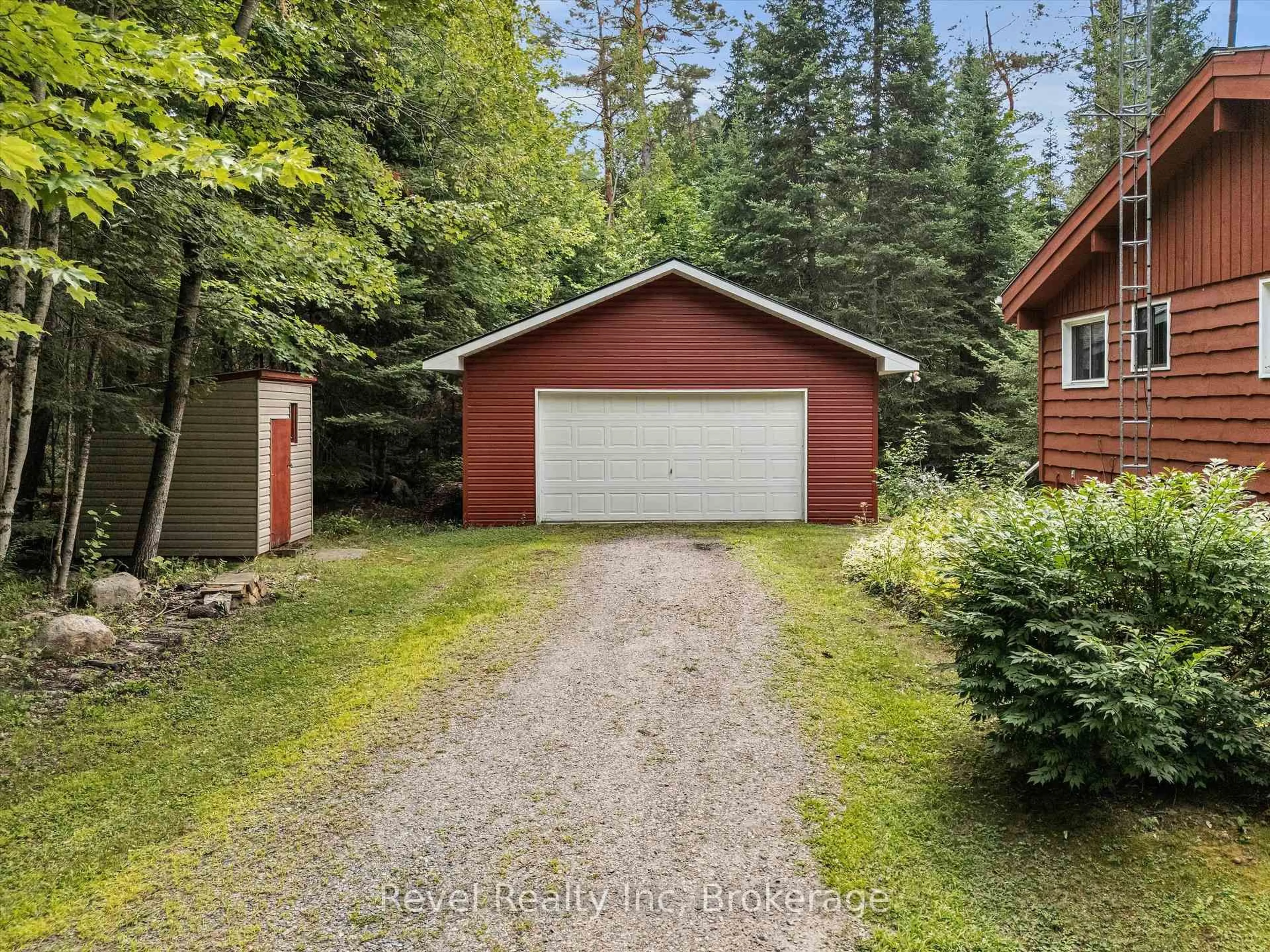 Indoor garage for 1234 Miriam Dr, Bracebridge Ontario P1L 1X1