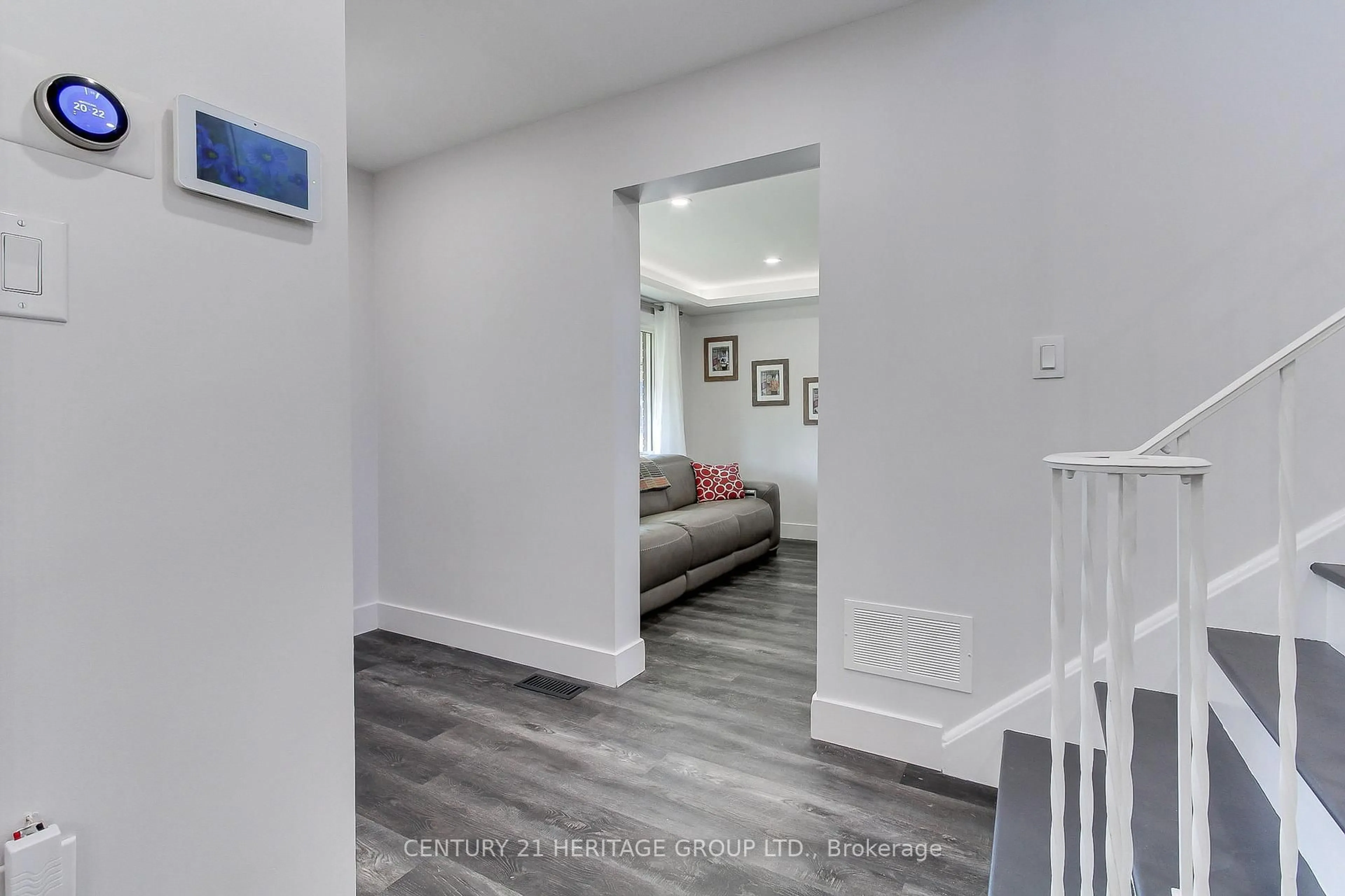 Indoor entryway for 396 East 16th St, Hamilton Ontario L9A 4K5
