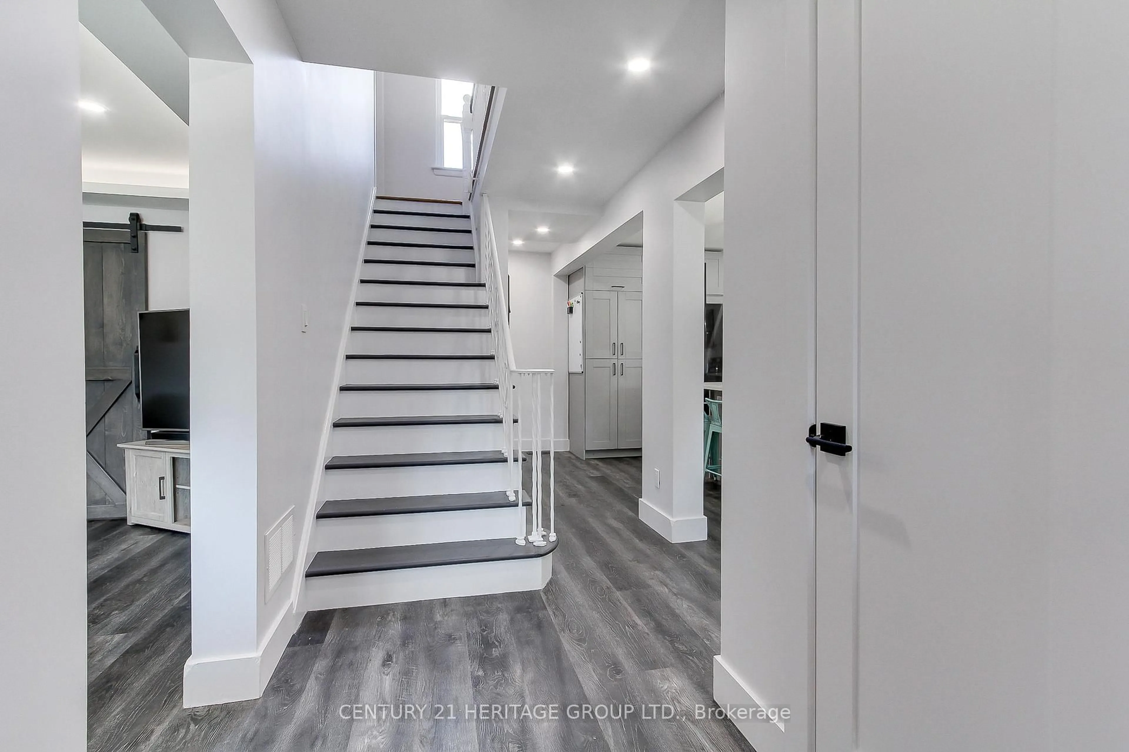 Indoor entryway for 396 East 16th St, Hamilton Ontario L9A 4K5