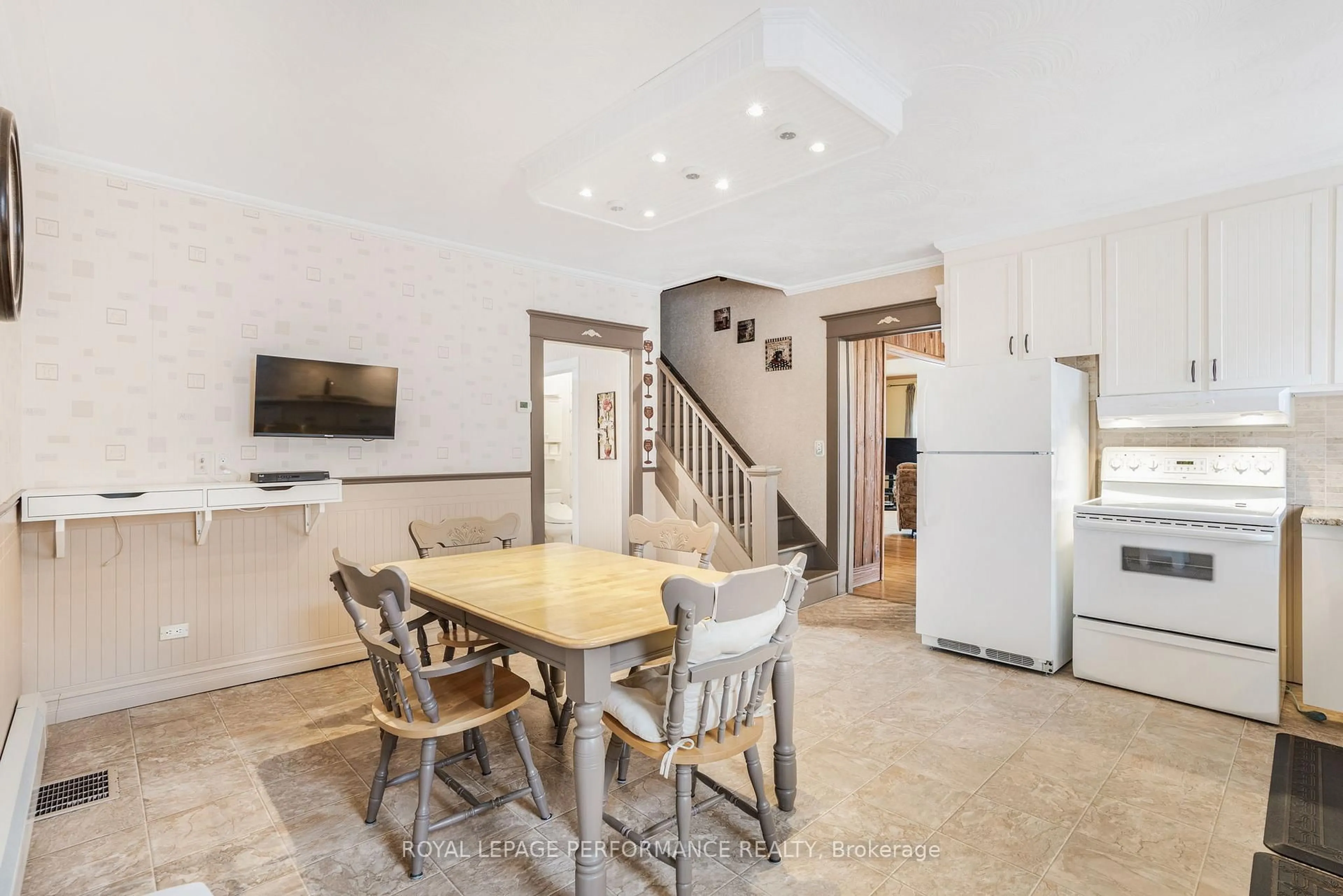 Open concept kitchen, ceramic/tile floor for 72 Longueuil St, Champlain Ontario L1R 3H1
