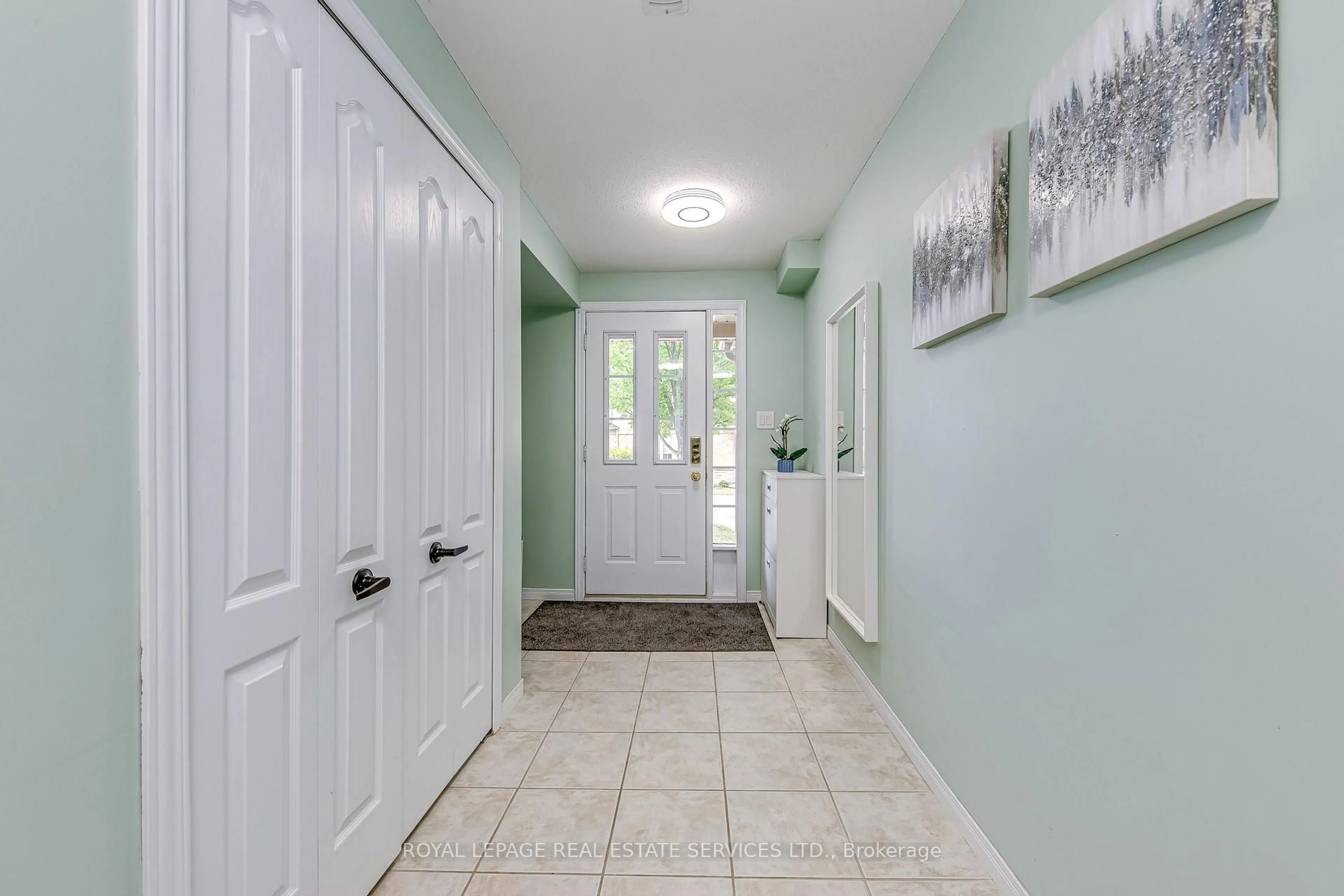 Indoor entryway for 7 Southside Pl #12, Hamilton Ontario L9C 7W6