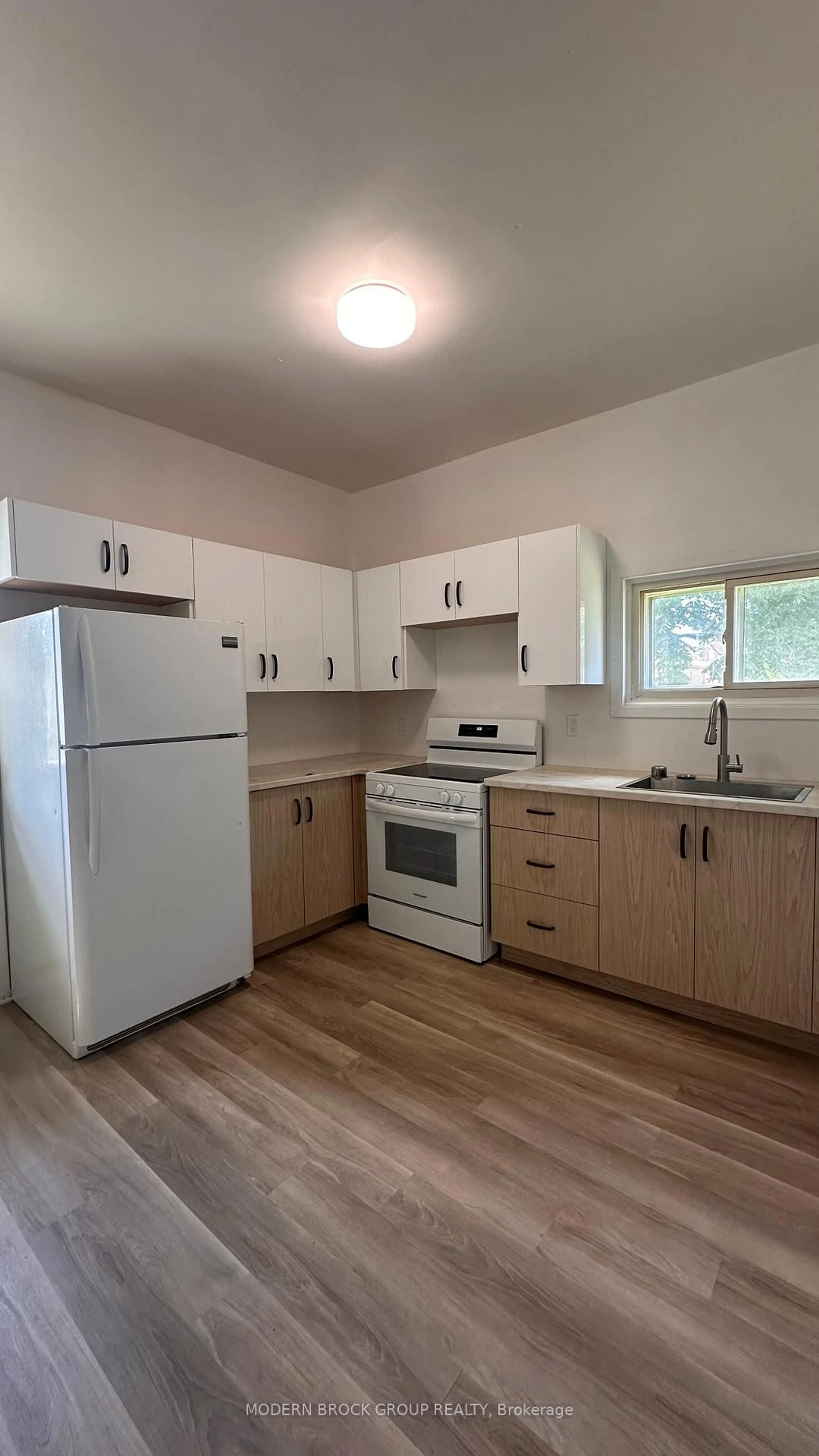 Standard kitchen, wood/laminate floor for 6 Victoria St, Athens Ontario K0E 1B0