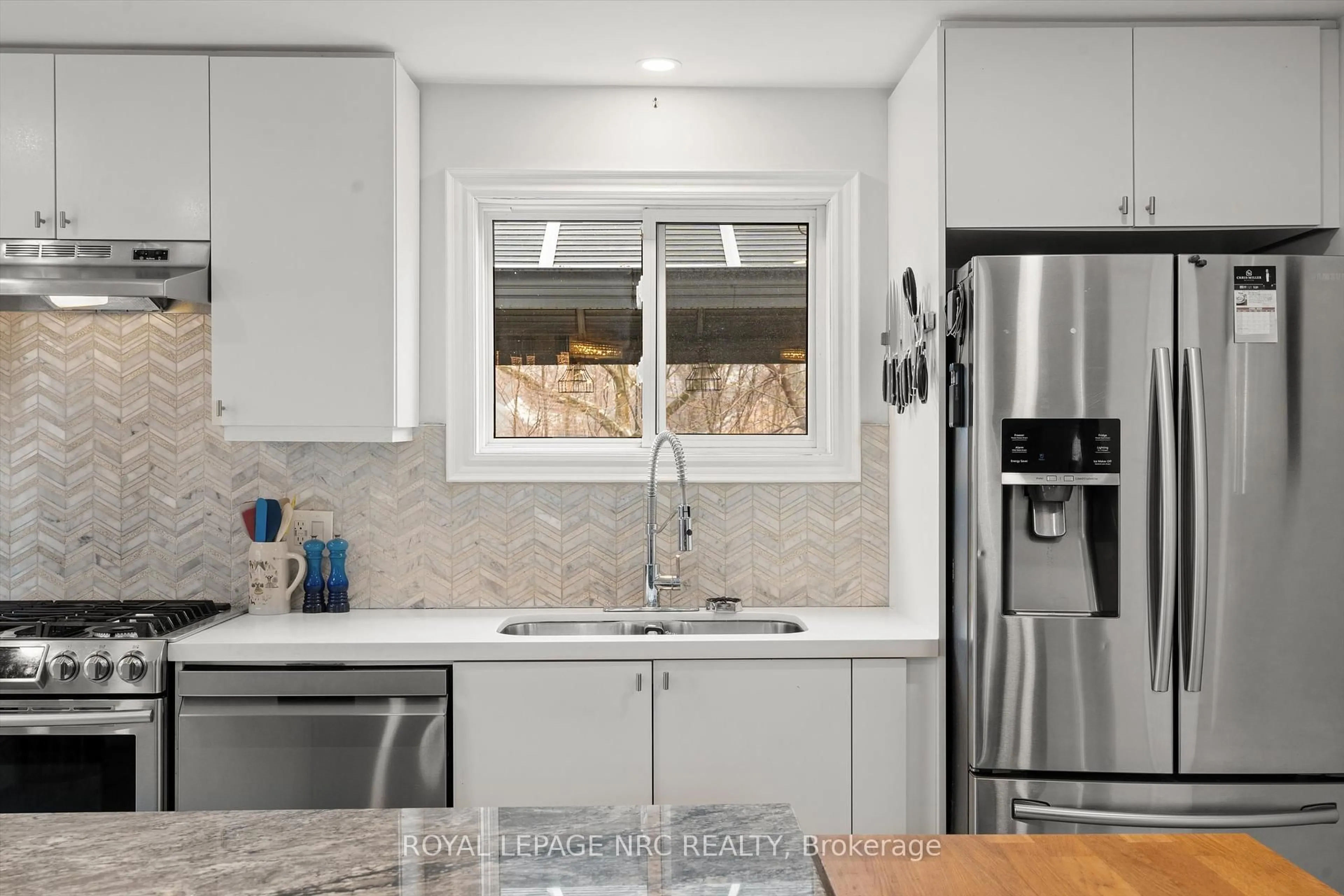 Contemporary kitchen, ceramic/tile floor for 15 East 24th St, Hamilton Ontario L8V 2X8