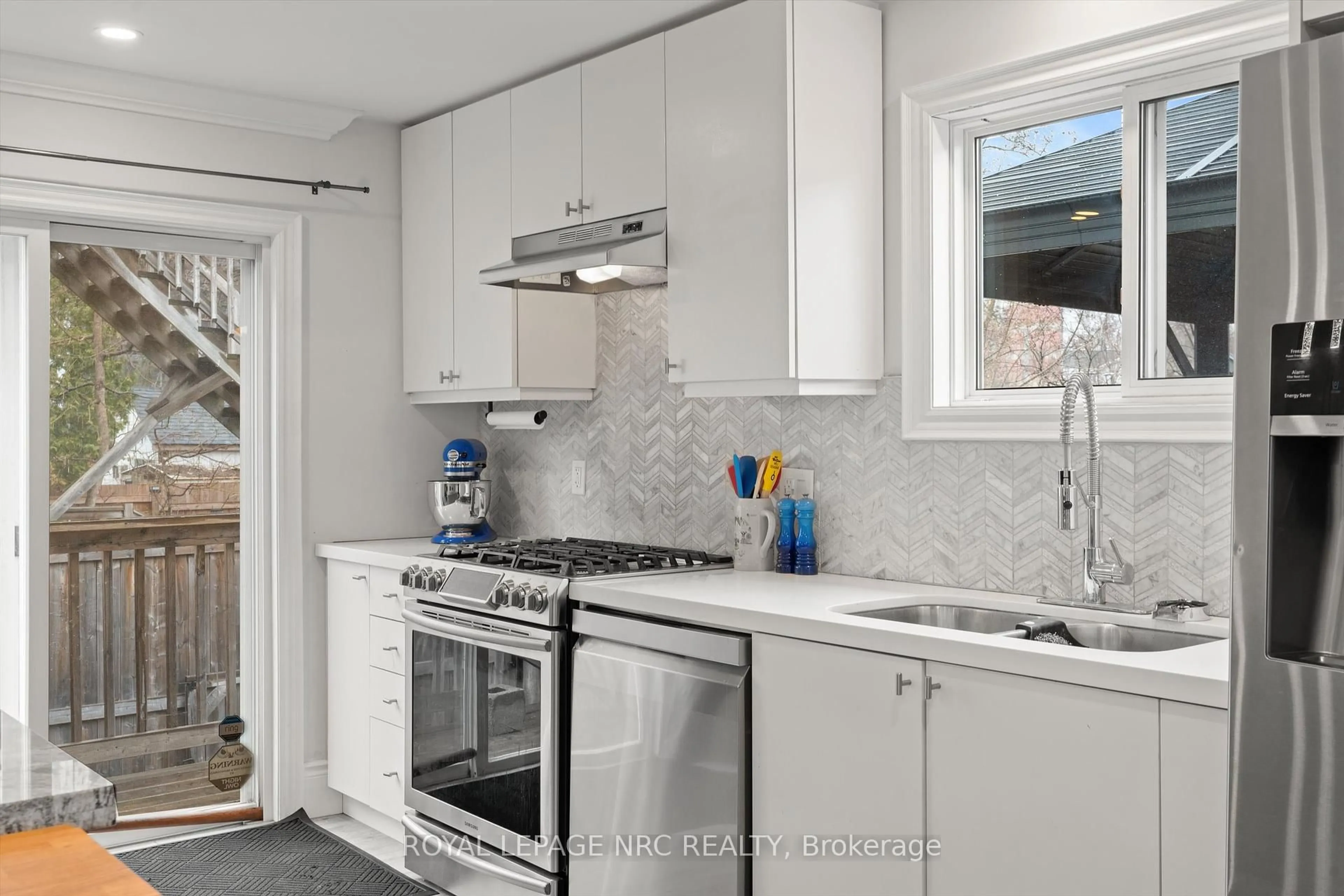 Unknown for 15 East 24th St, Hamilton Ontario L8V 2X8