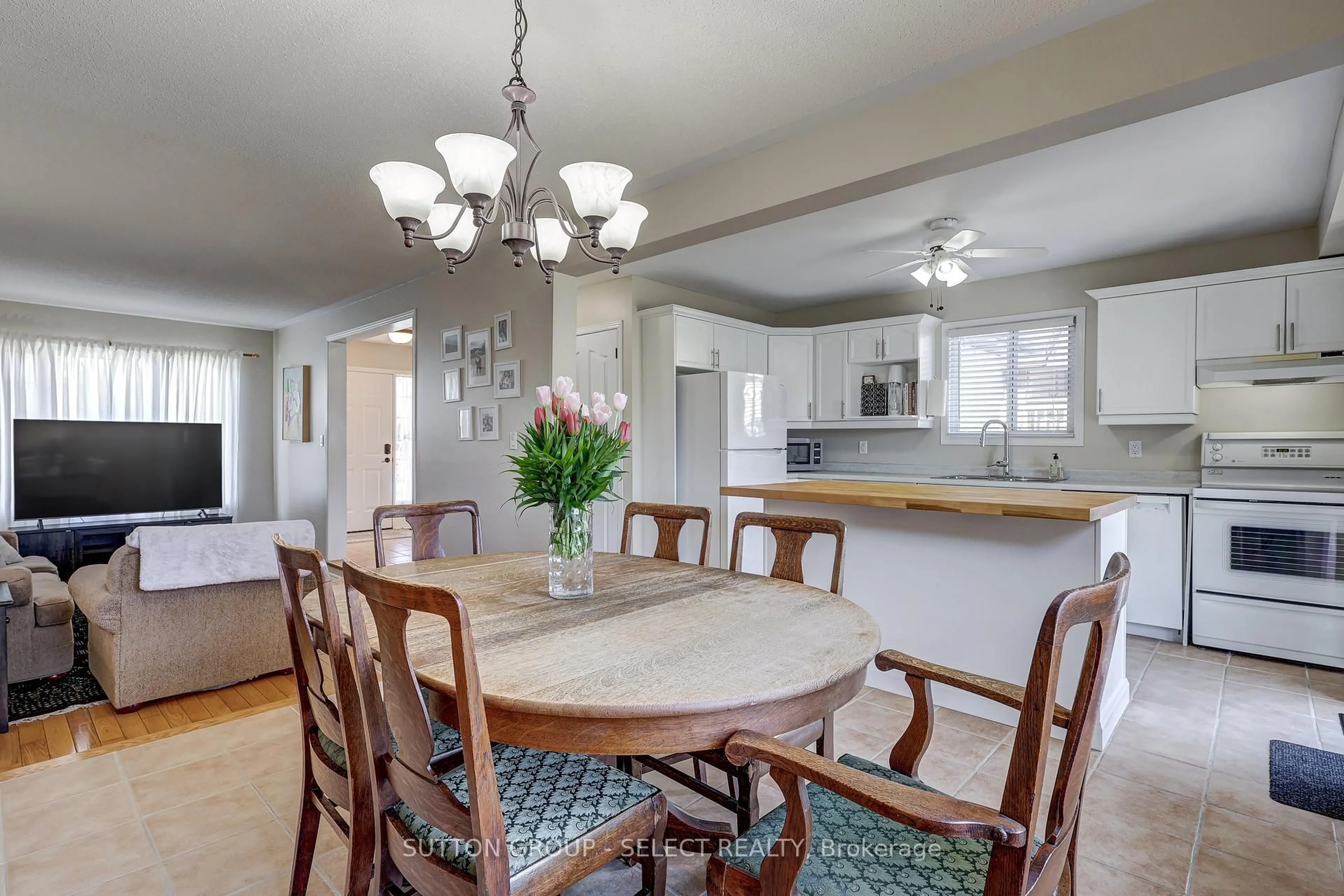 Dining room, ceramic/tile floor for 14 Ponsford Pl, St. Thomas Ontario N5P 4J2