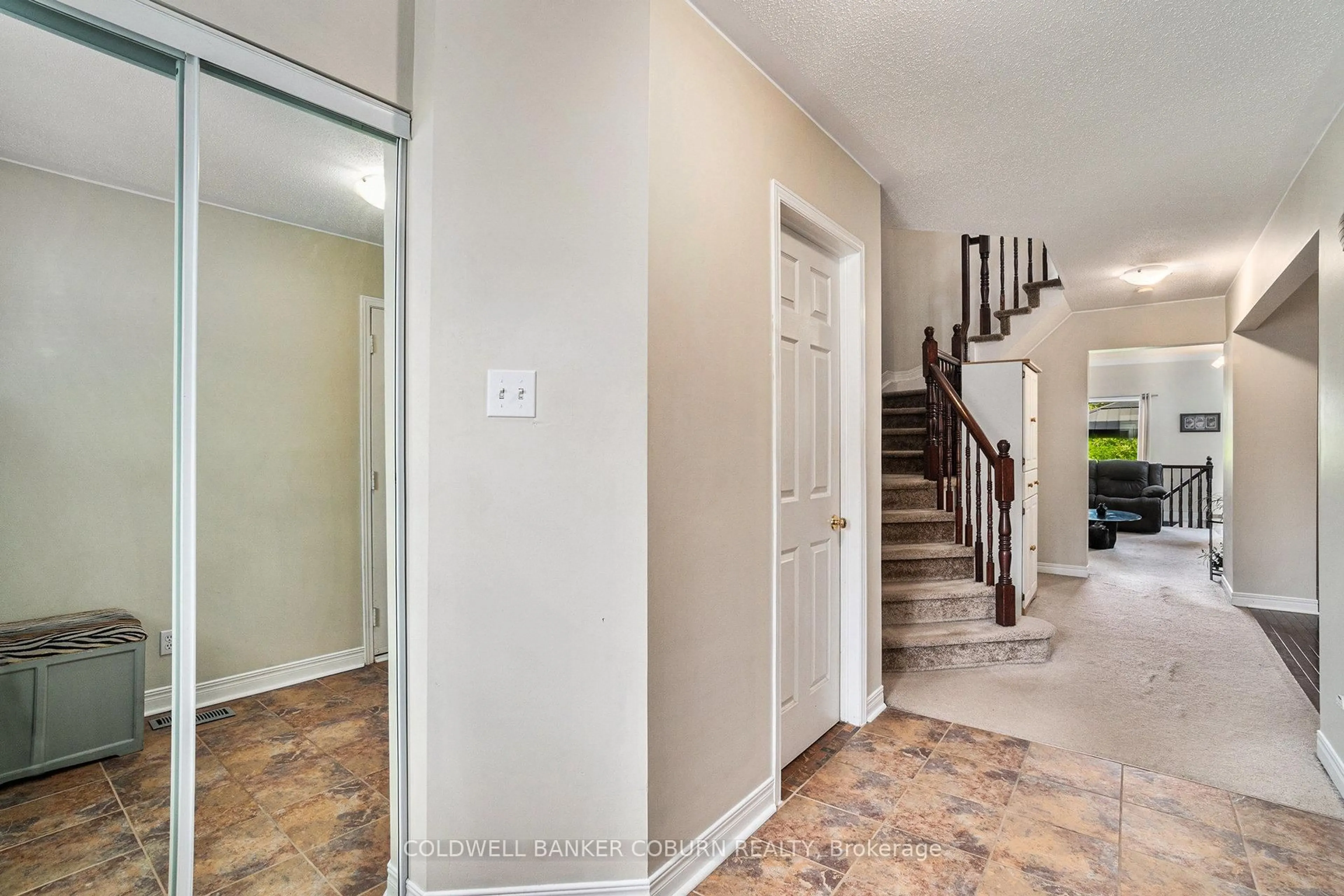 Indoor entryway for 52 Blackdome Cres, Ottawa Ontario K2T 1A9