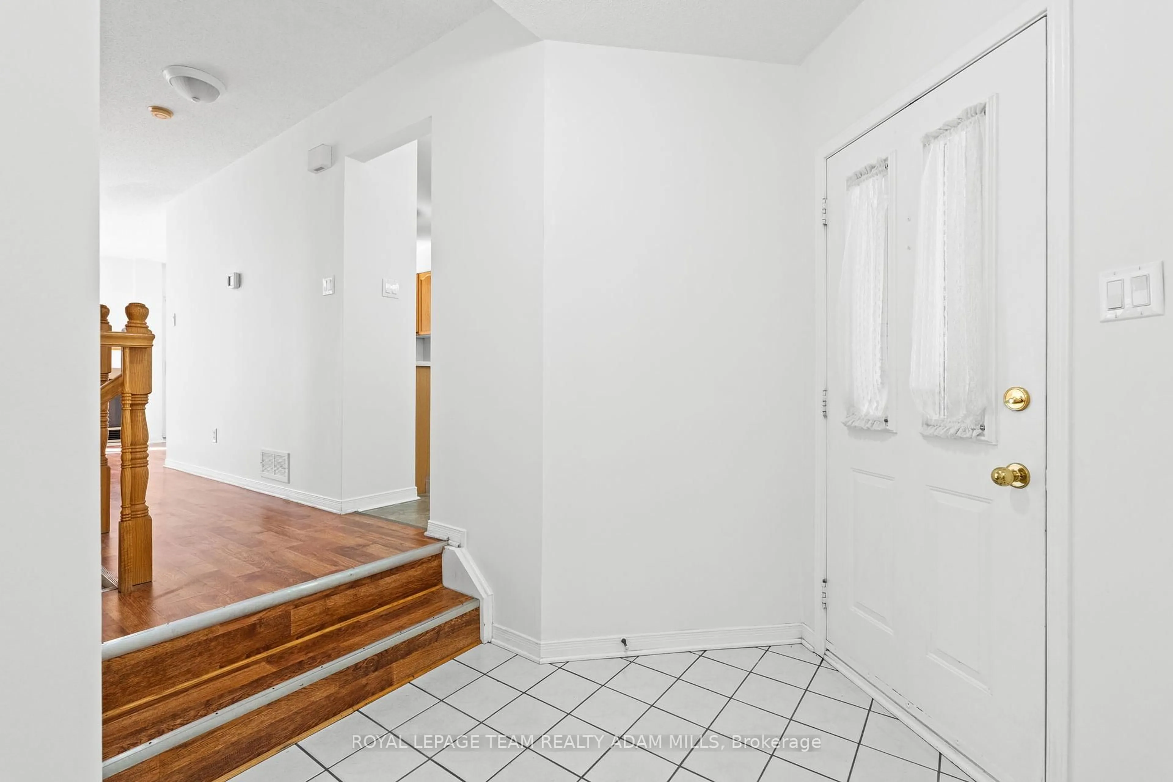 Indoor foyer for 106 Woodpark Way, Ottawa Ontario K2J 4C5