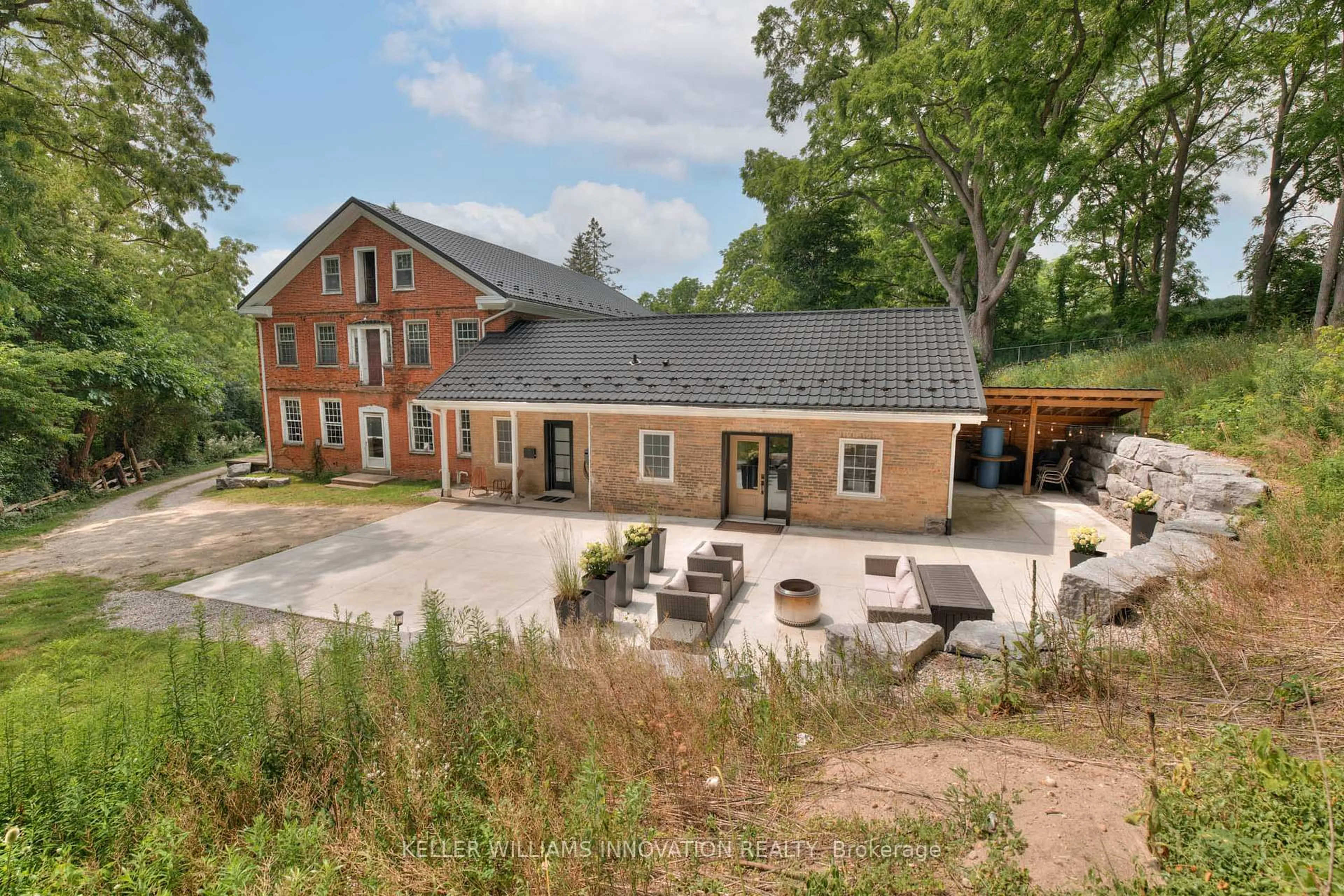 A pic from outside/outdoor area/front of a property/back of a property/a pic from drone, building for 38 Shirk Pl, Kitchener Ontario N2K 1R4