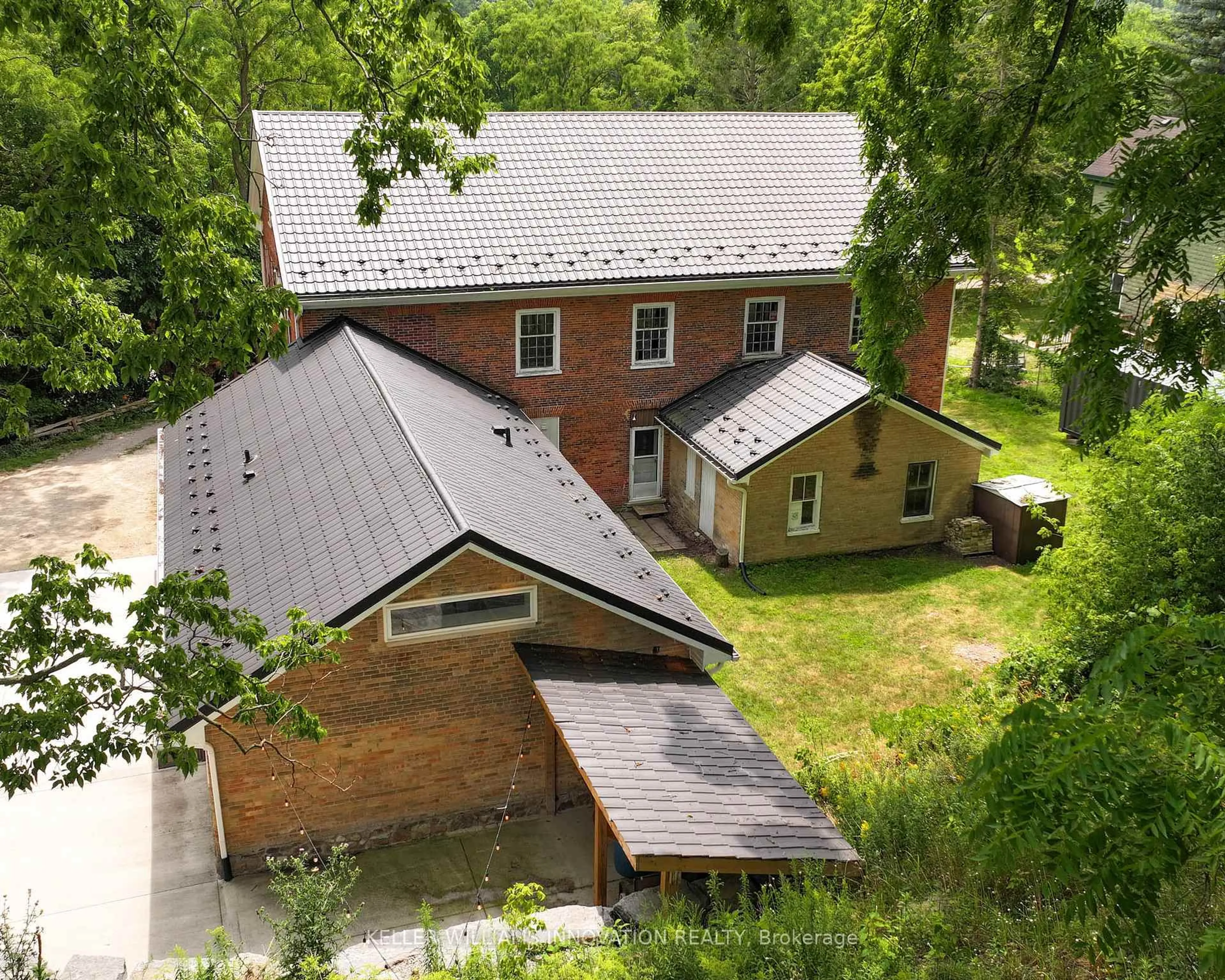 A pic from outside/outdoor area/front of a property/back of a property/a pic from drone, building for 38 Shirk Pl, Kitchener Ontario N2K 1R4