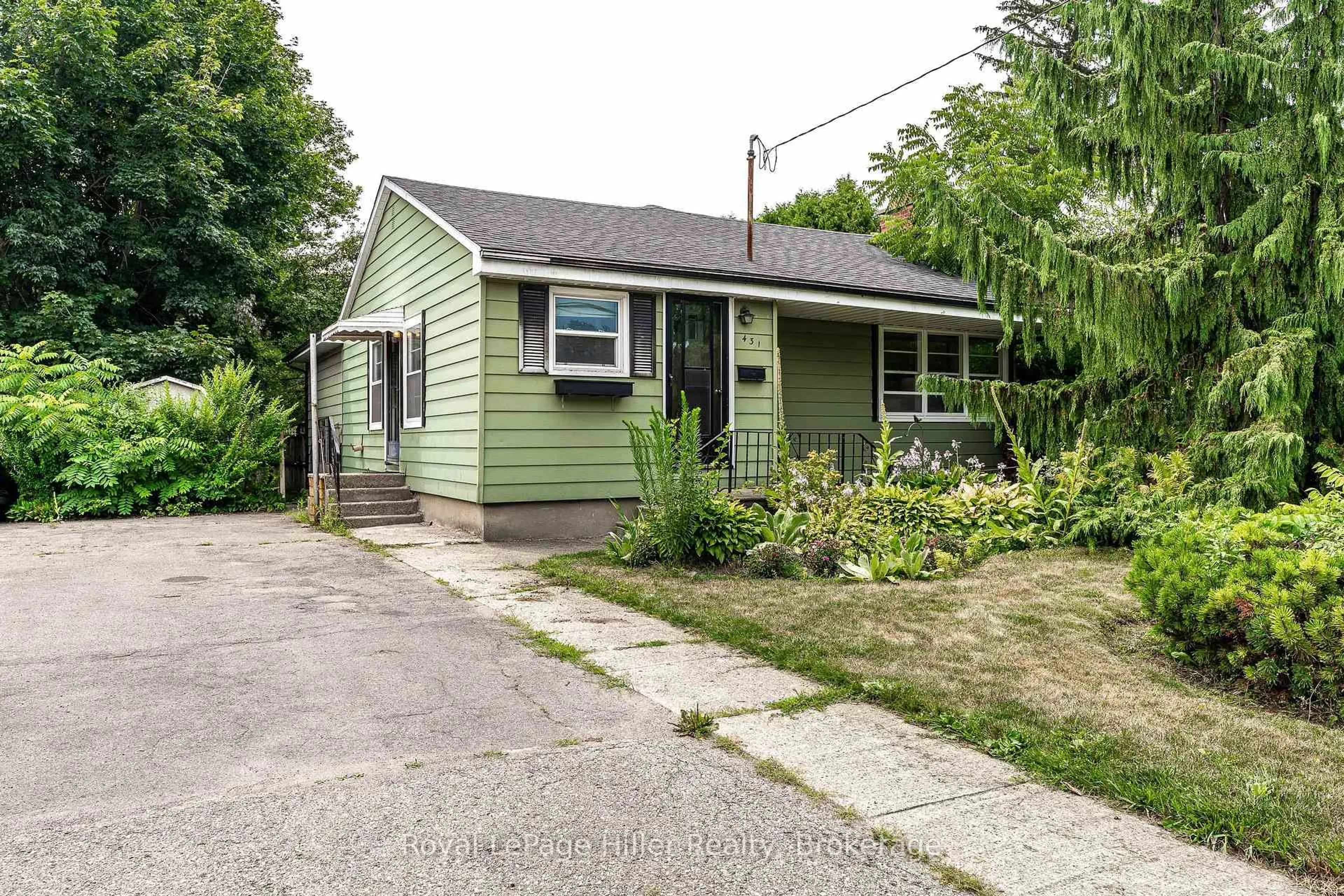 Home with vinyl exterior material, street for 431 West Gore St, Stratford Ontario N5A 1L2