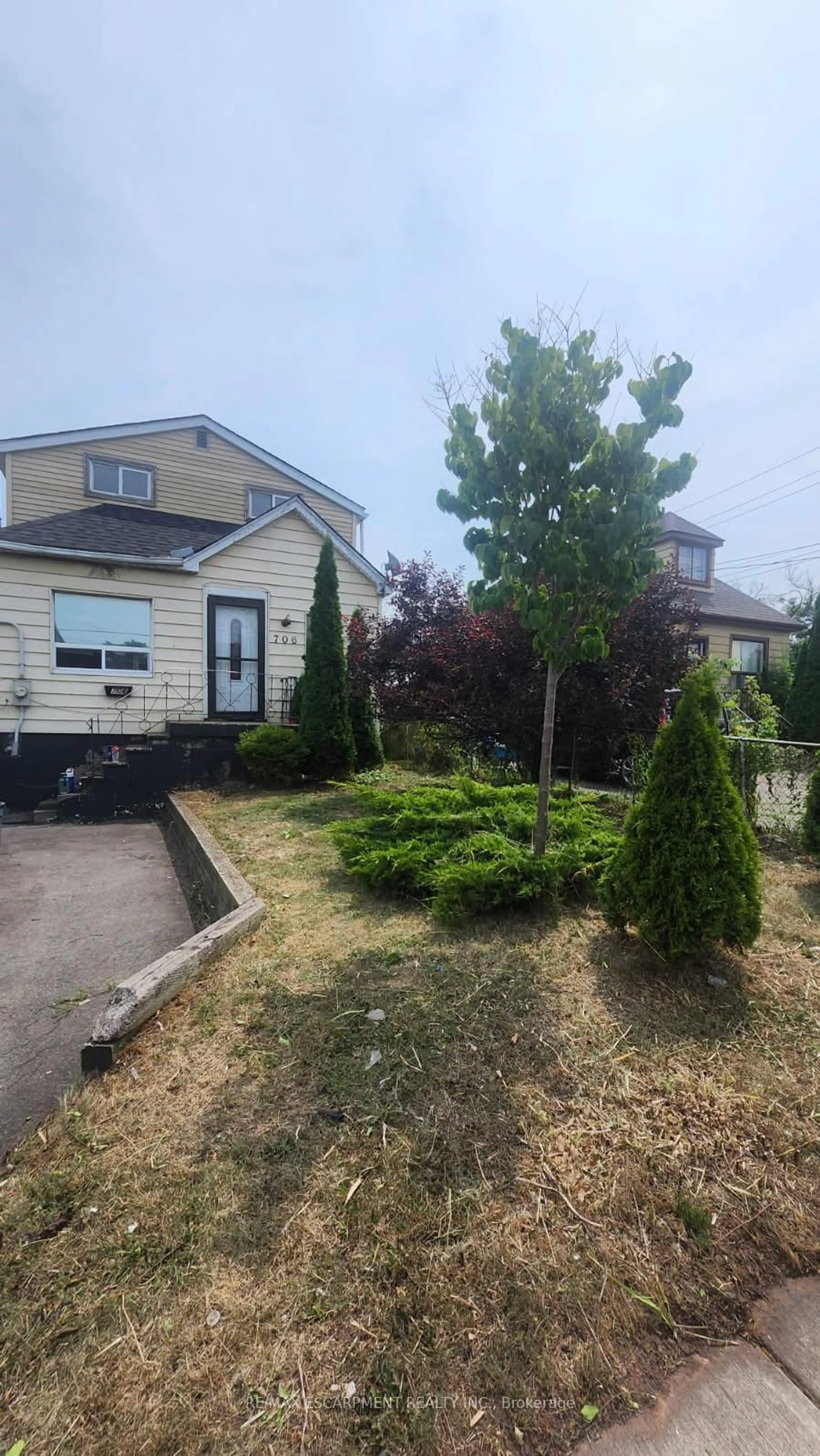 A pic from outside/outdoor area/front of a property/back of a property/a pic from drone, street for 706 Tate Ave, Hamilton Ontario L8H 6L7