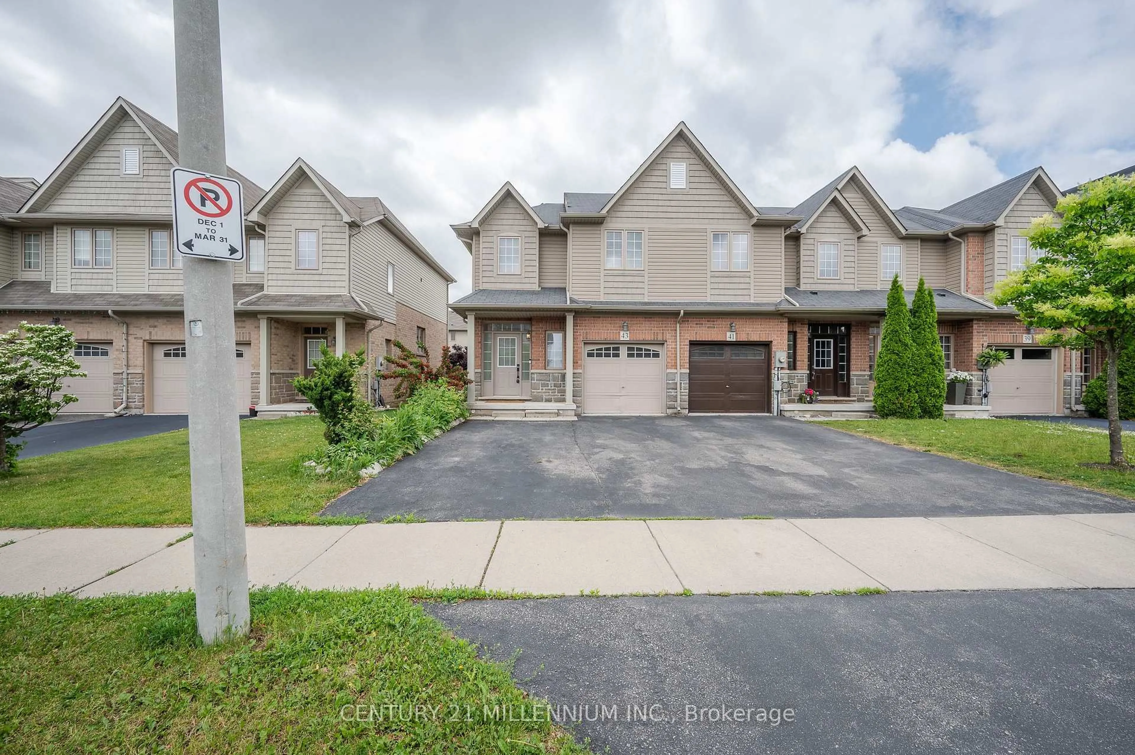 A pic from outside/outdoor area/front of a property/back of a property/a pic from drone, street for 43 Bankfield Cres, Hamilton Ontario L8J 0C1