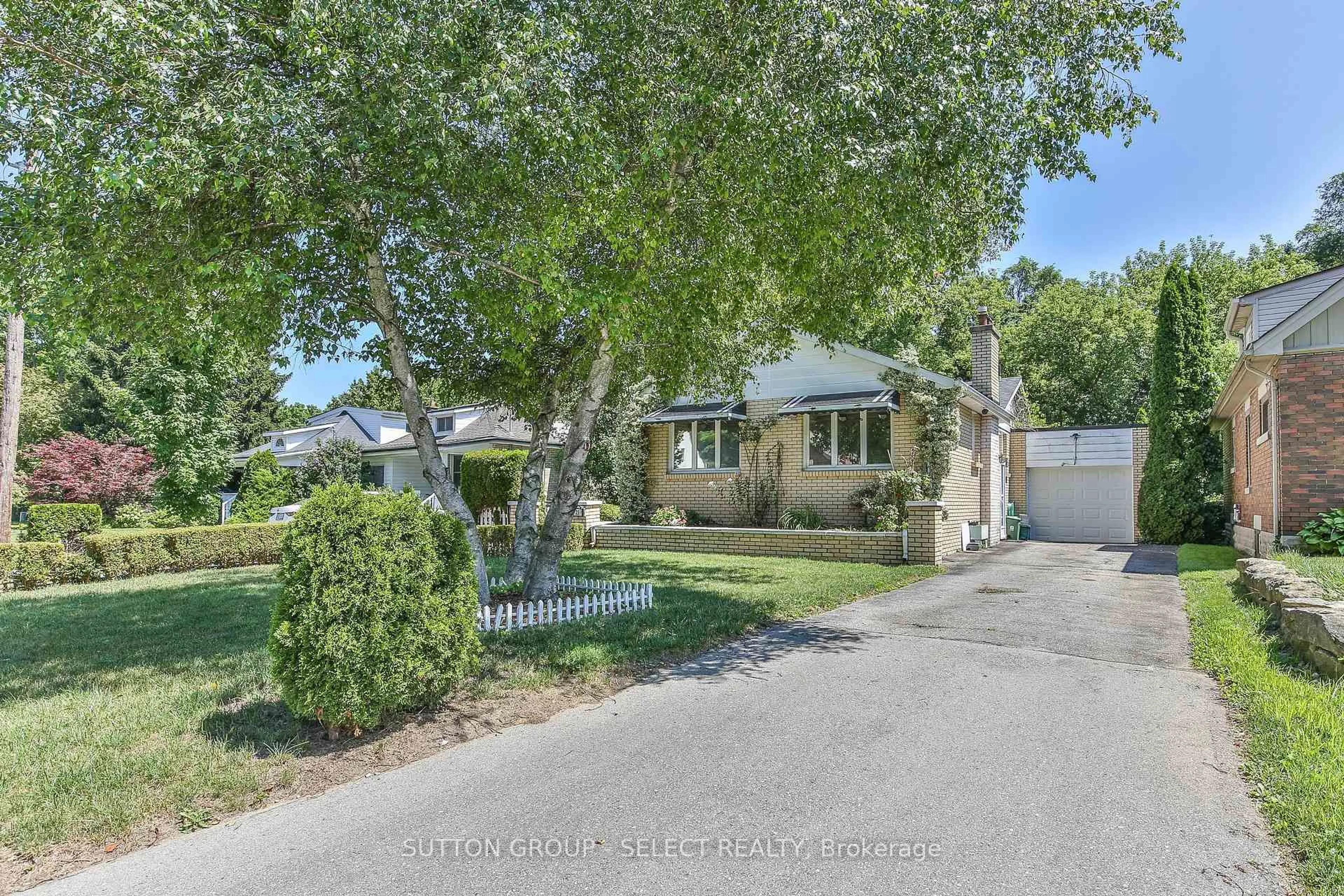 A pic from outside/outdoor area/front of a property/back of a property/a pic from drone, street for 25 FOSTER Ave, London North Ontario N6H 2K7