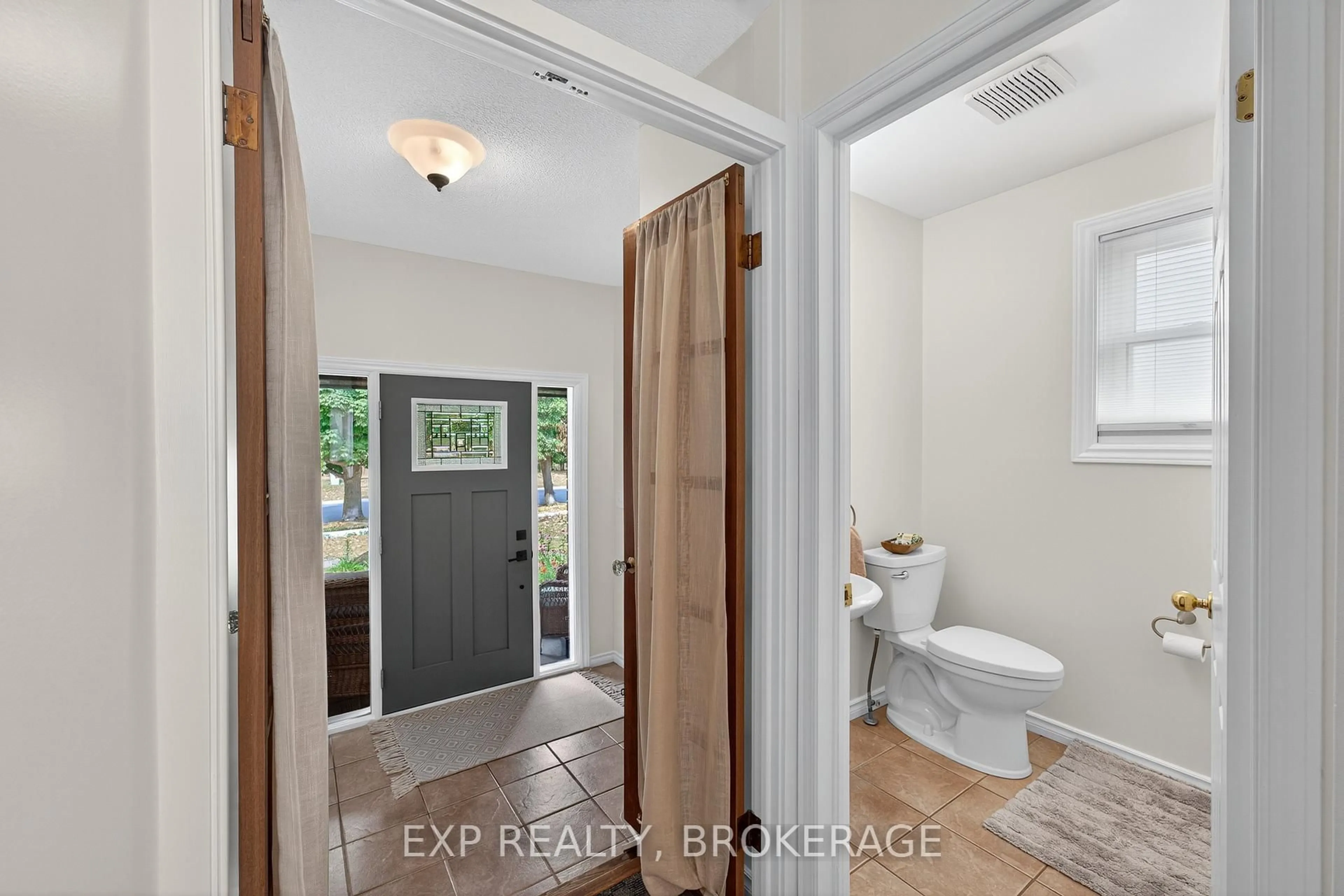 Indoor entryway for 550 Barnsley Cres, Kingston Ontario K7M 8X3