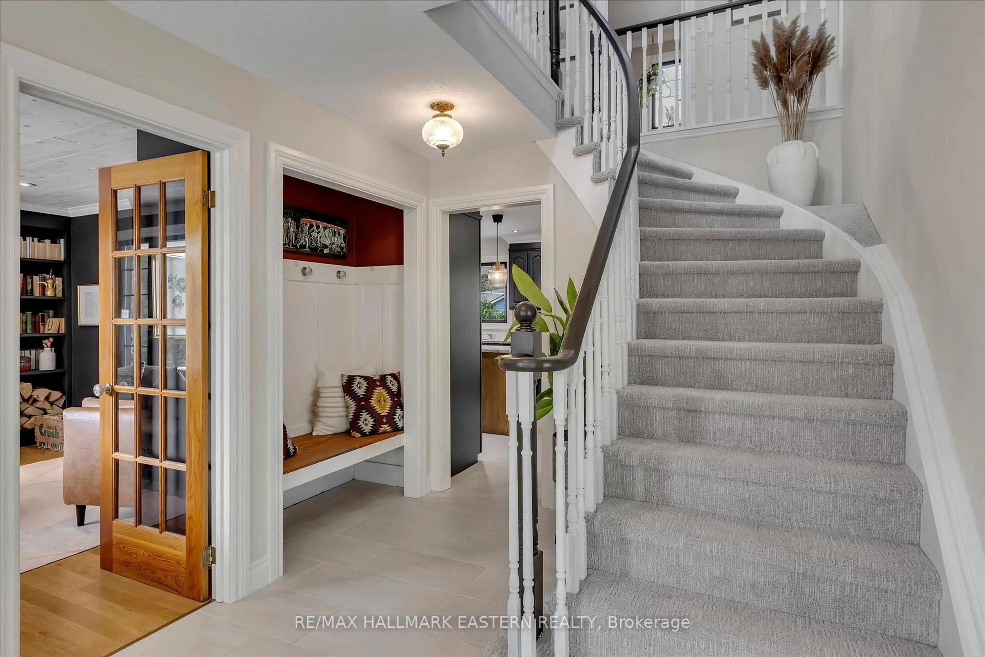 Indoor entryway for 3072 Stu Black Rd, Hamilton Township Ontario K9A 4J7