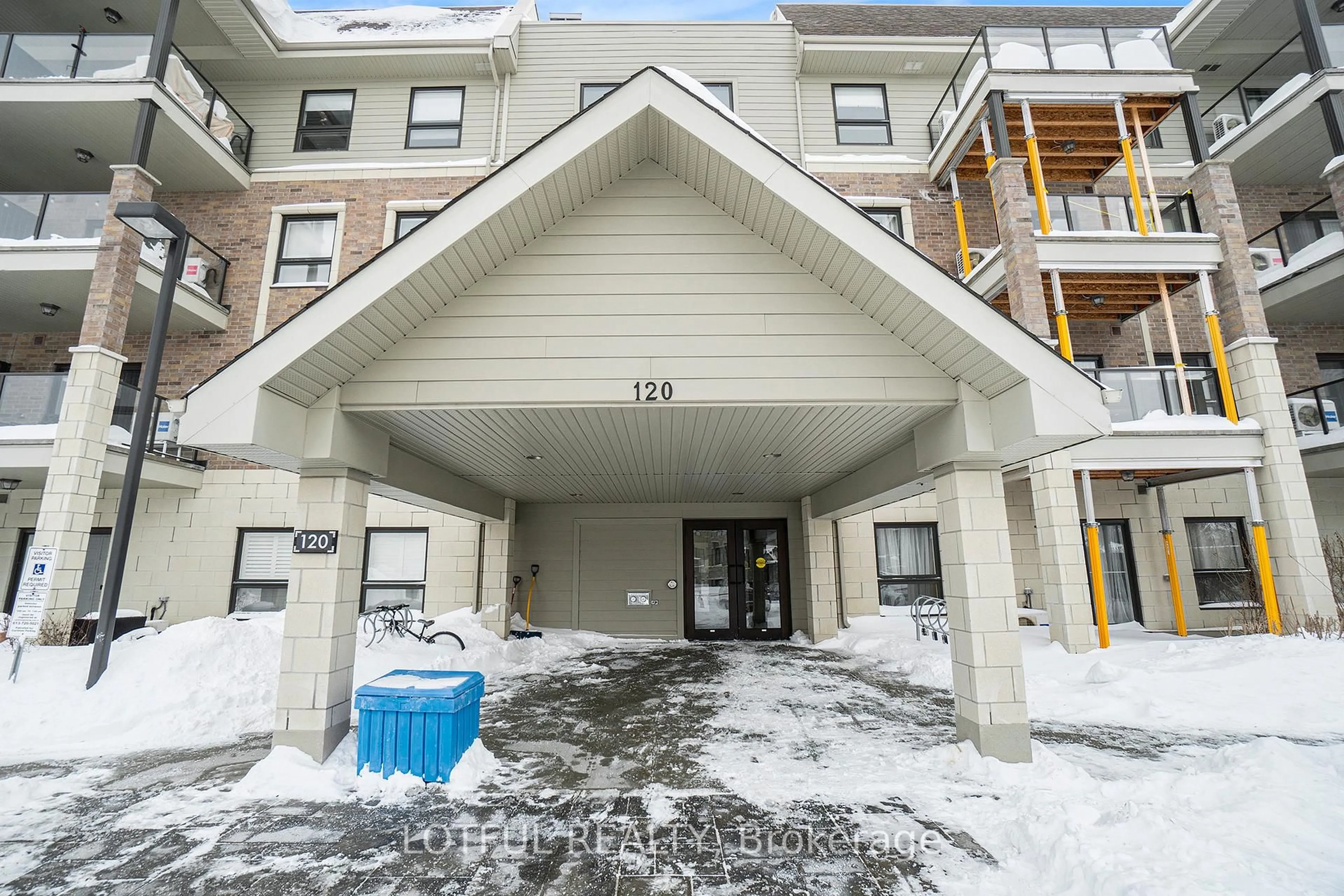 Indoor foyer for 120 Prestige Circ #110, Ottawa Ontario K4A 1B4