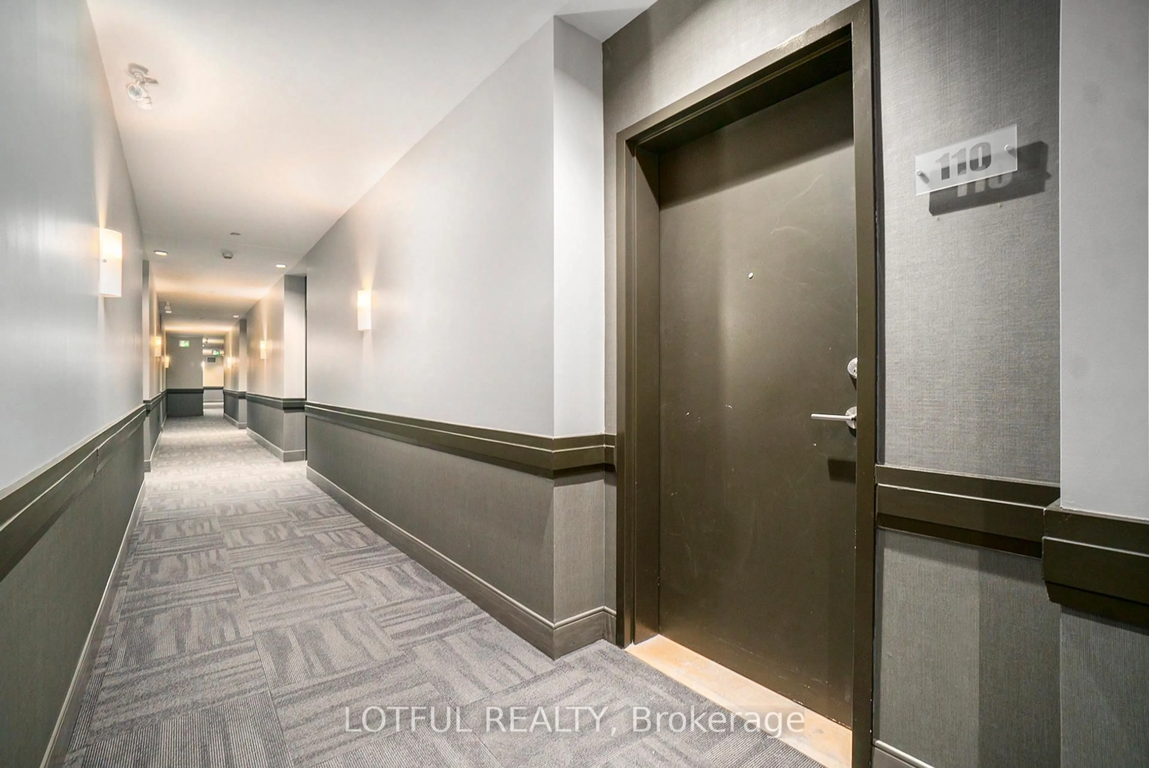 Indoor foyer for 120 Prestige Circ #110, Ottawa Ontario K4A 1B4