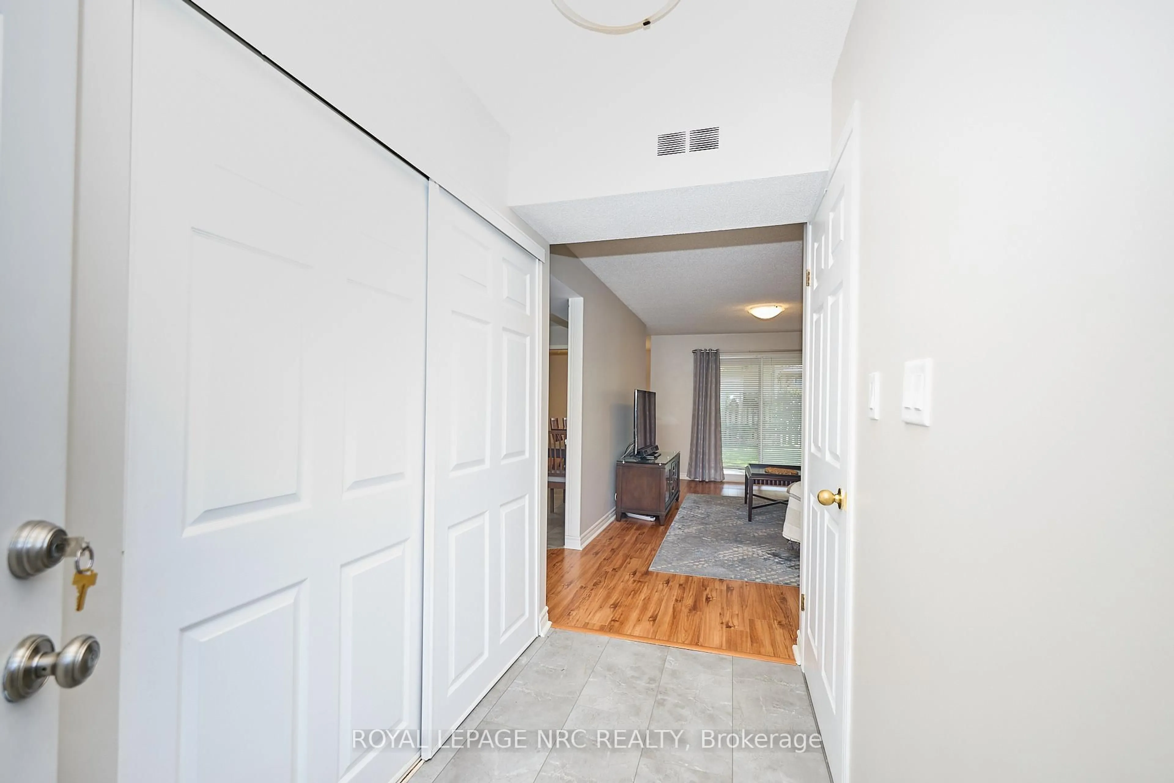 Indoor foyer for 185 Dorchester Blvd #108, St. Catharines Ontario L2M 7V7