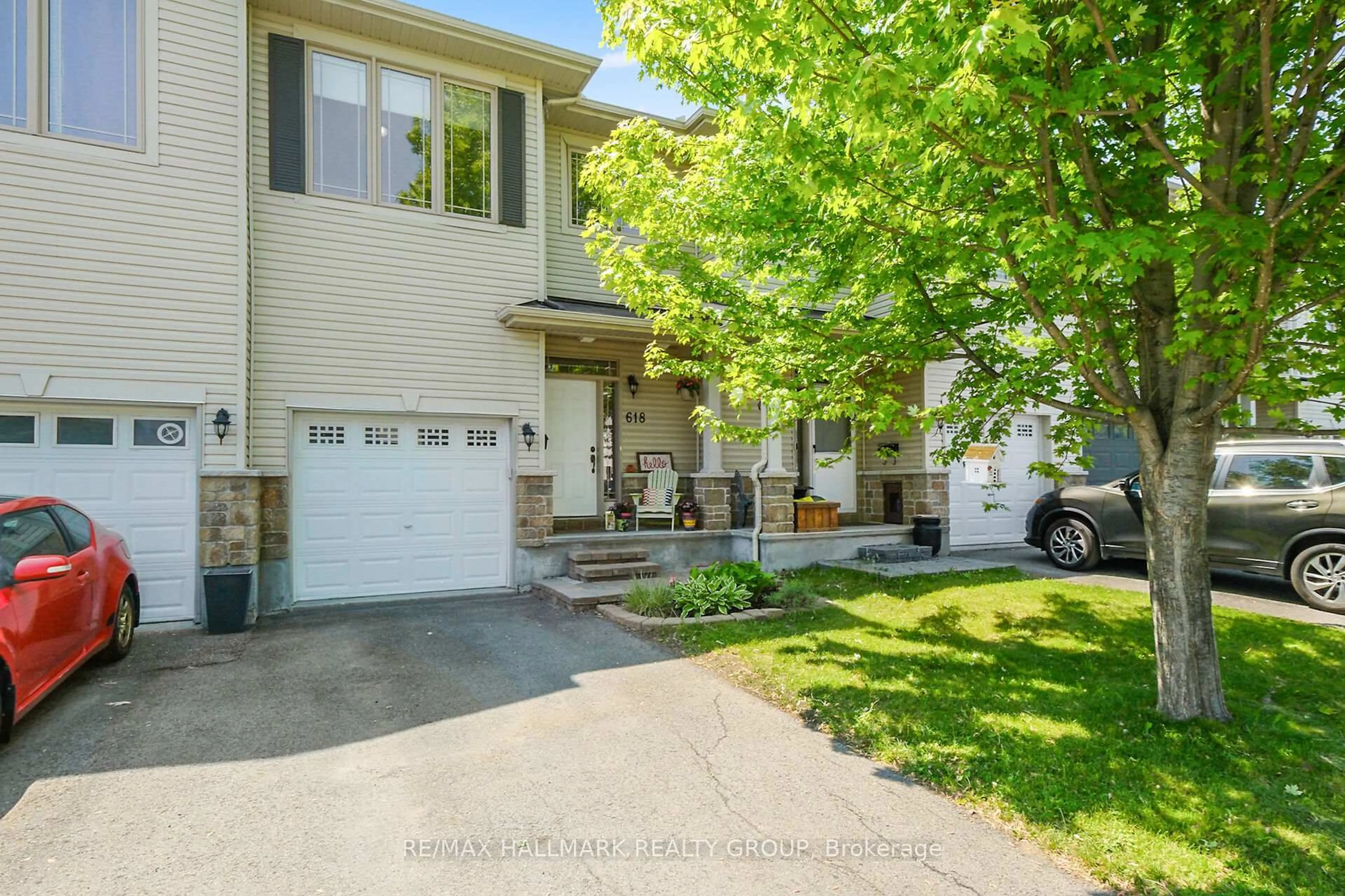 Home with vinyl exterior material, street for 618 Spikemoss Pl, Ottawa Ontario K4A 0C9