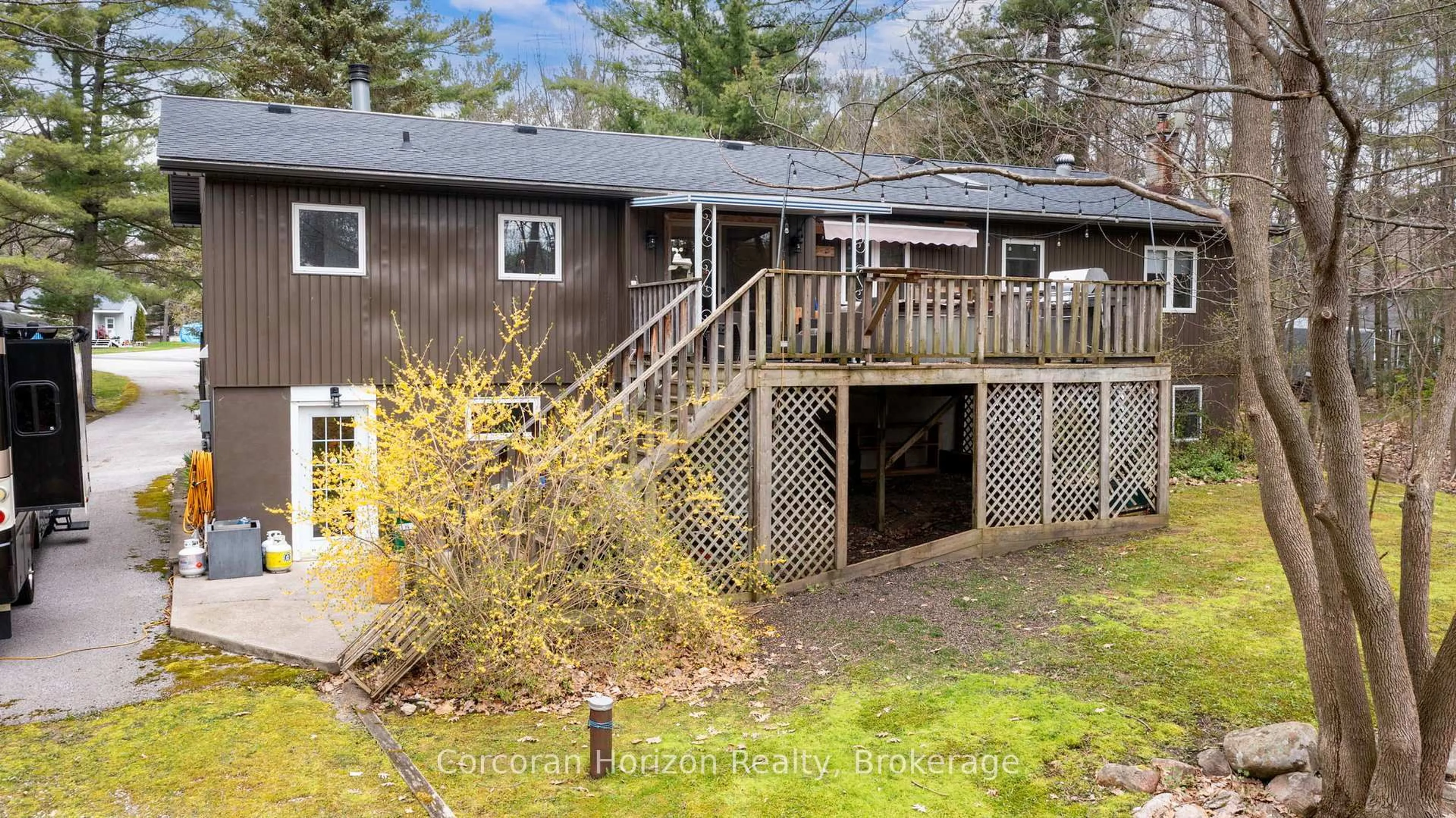 A pic from outside/outdoor area/front of a property/back of a property/a pic from drone, unknown for 2517 HONEY HARBOUR Rd, Georgian Bay Ontario L0K 1S0