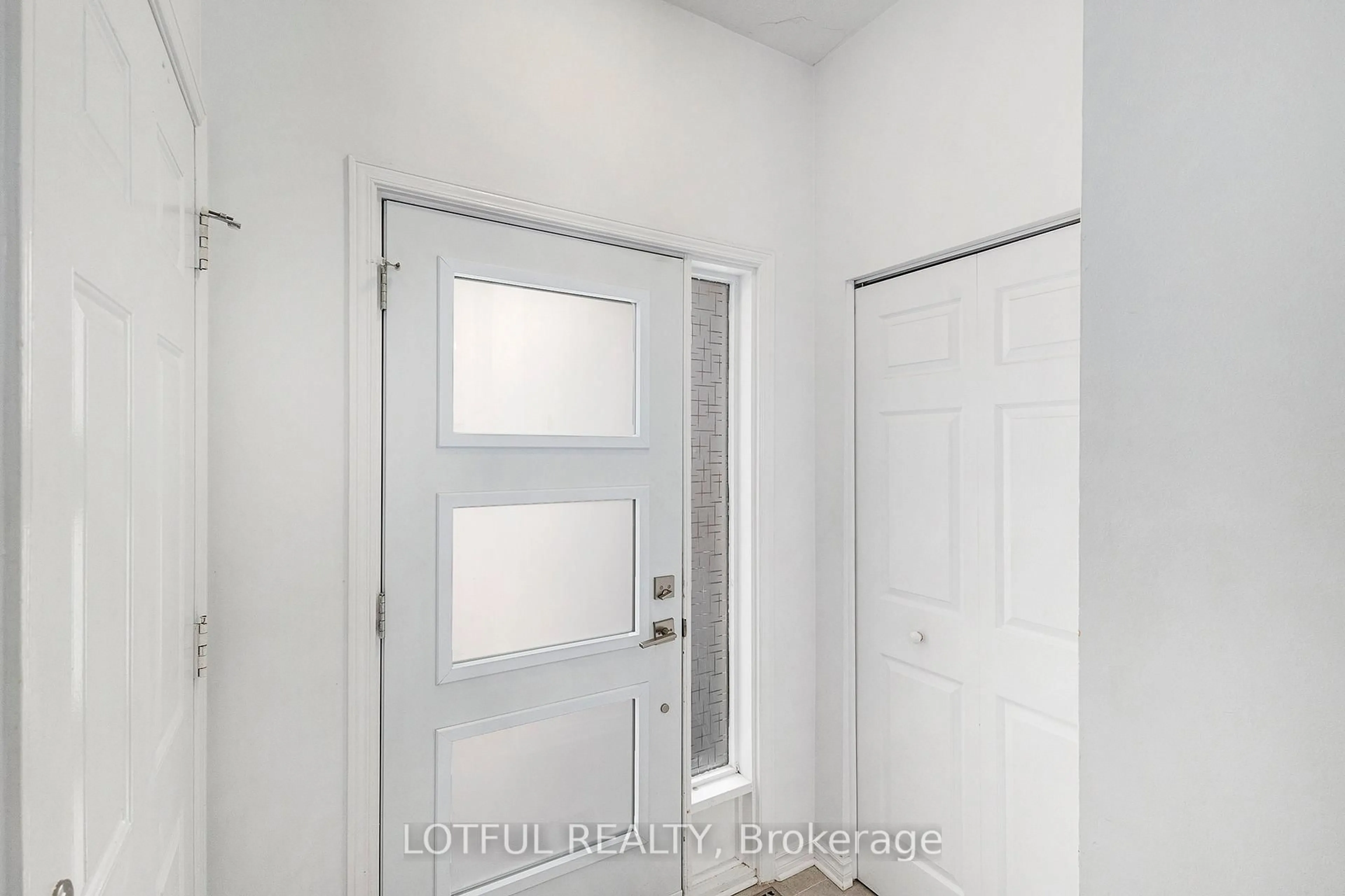 Indoor entryway for 268 Stoneway Dr, Ottawa Ontario K2G 6B8